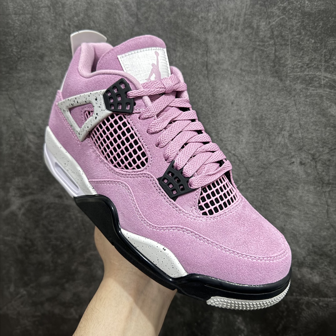 图片[3]-【GX/美版绿x】Air Jordan 4 Retro \”Orchid\” 粉黑麂皮 AJ4 乔丹4代 猛男粉AQ9129-501n圈内最强四代 独家外贸特供尺码含 45.5 49.5 50.5 耗时半年巨作 全套原纸板楦头开发 原厂特供皮料加持 确保原汁原味 完美呈现四代版型 一比一鞋头弧度高度鞋身弧度 数据细节工艺流程均保持原鞋一致 原厂TPU网格鞋带扣 正确内里网布 菱角分明不变形无多余毛边 柔软性质感一致于原鞋 市场唯一原厂鞋扣模具 背面可见隐藏注塑口 原厂织唛标 原厂飞人电绣工艺 尾指中部跳三针 独家绑鞋带手法 印刷中底布 四线拉帮 米色美纹纸贴合固定 进口港宝加持 后跟自然饱满 全鞋荧光划线卡点 追求极致完美 每一双都是工艺品 多重QC质检 超越公司货的品控标准 实实在在的免检产品  尺码：40 40.5 41 42 42.5 43 44 44.5 45 45.5 46 47.5 48.5 49.5 50.5 编码：T500520-莆田鞋批发中心