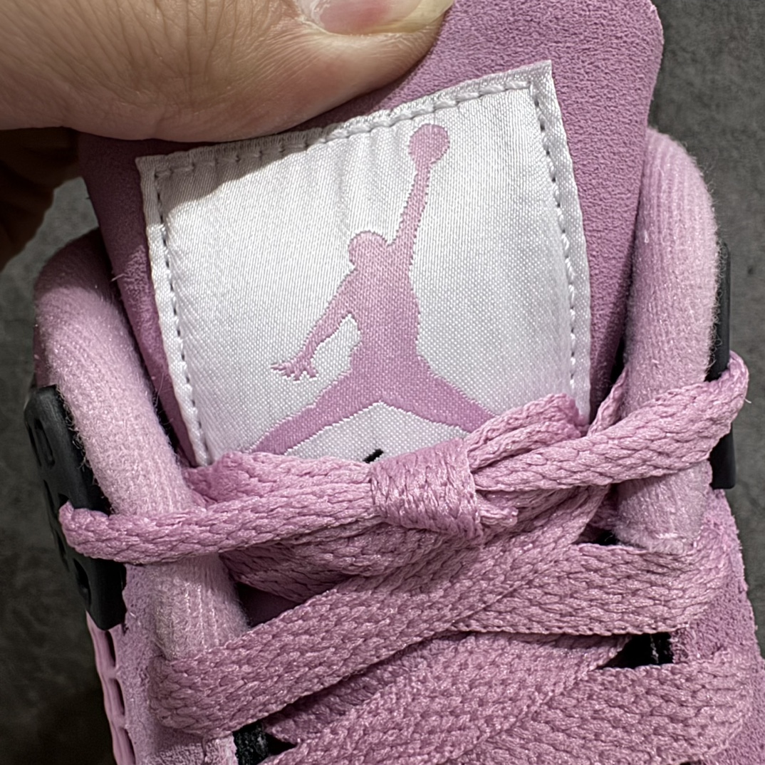 图片[6]-【GX/美版绿x】Air Jordan 4 Retro \”Orchid\” 粉黑麂皮 AJ4 乔丹4代 猛男粉AQ9129-501n圈内最强四代 独家外贸特供尺码含 45.5 49.5 50.5 耗时半年巨作 全套原纸板楦头开发 原厂特供皮料加持 确保原汁原味 完美呈现四代版型 一比一鞋头弧度高度鞋身弧度 数据细节工艺流程均保持原鞋一致 原厂TPU网格鞋带扣 正确内里网布 菱角分明不变形无多余毛边 柔软性质感一致于原鞋 市场唯一原厂鞋扣模具 背面可见隐藏注塑口 原厂织唛标 原厂飞人电绣工艺 尾指中部跳三针 独家绑鞋带手法 印刷中底布 四线拉帮 米色美纹纸贴合固定 进口港宝加持 后跟自然饱满 全鞋荧光划线卡点 追求极致完美 每一双都是工艺品 多重QC质检 超越公司货的品控标准 实实在在的免检产品  尺码：40 40.5 41 42 42.5 43 44 44.5 45 45.5 46 47.5 48.5 49.5 50.5 编码：T500520-莆田鞋批发中心