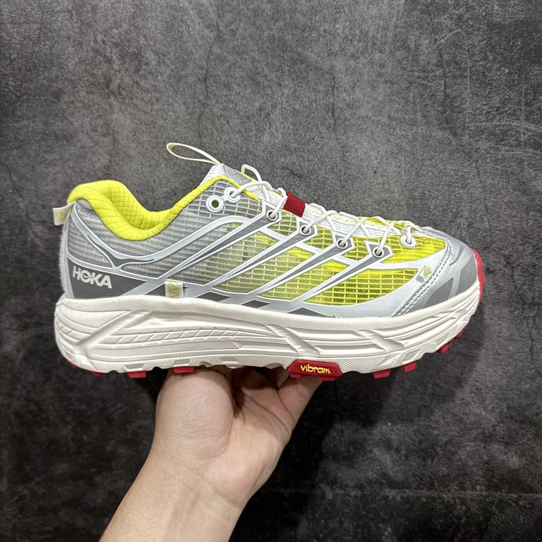 【公司级】HOKA ONE ONE Mafate Three 2 玛法特2.5代系列低帮轻量户外越野休闲运动慢跑鞋n上脚赞到报爆 轻盈舒适n鞋面采用超轻的无缝架构轻薄的TPU贴在透气的鞋面材料上减轻重量同时也保证了支撑性鞋底采用滚动平衡技术 引导跑者回归自然步态祖传的神奇EVA材质中底依旧是一如既往地表现优秀 能提供充足的缓震 作为HOKA家的越野跑鞋 VIBRAM 橡胶大底也是必不可少的 即便在复杂湿滑的地形 依旧能有良好的抓地力及稳定性 鞋带采用了弹性不易松脱的扁宽弹性鞋带 前掌与中掌部分也进行了加宽 也更加适合亚洲人的脚型 是一款十分全面且足够强悍的户外硬核越野鞋日常搭配的话短裤是基本不挑 阔腿裤 工装裤以及各种长筒牛仔裤都可以SIZE：36 36.5 37.5 38 38.5 39 40 40.5 41 42 42.5 43 44 44.5 45 编码：LDS260280-莆田鞋批发中心