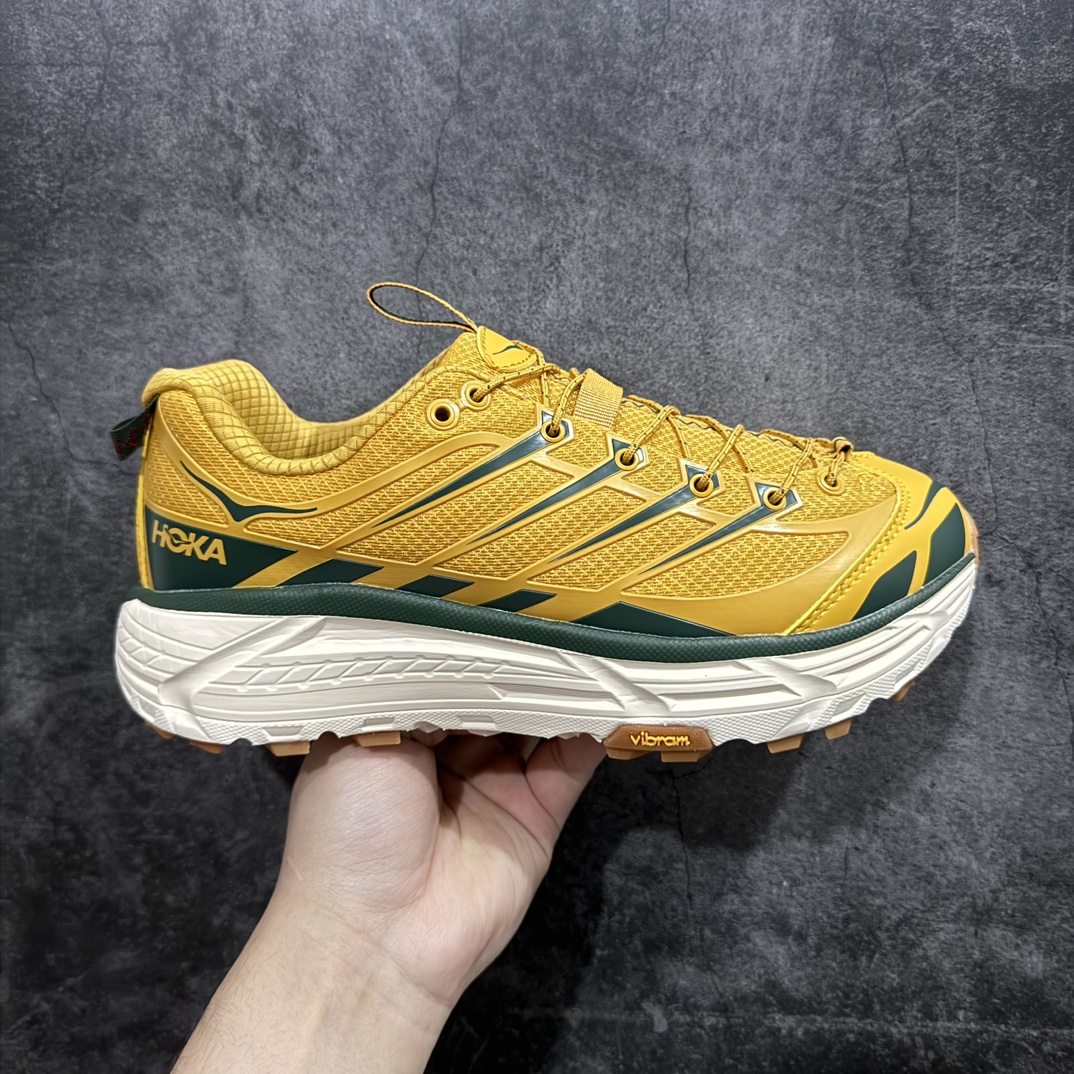 【公司级】HOKA ONE ONE Mafate Three 2 玛法特2.5代系列低帮轻量户外越野休闲运动慢跑鞋n上脚赞到报爆 轻盈舒适n鞋面采用超轻的无缝架构轻薄的TPU贴在透气的鞋面材料上减轻重量同时也保证了支撑性鞋底采用滚动平衡技术 引导跑者回归自然步态祖传的神奇EVA材质中底依旧是一如既往地表现优秀 能提供充足的缓震 作为HOKA家的越野跑鞋 VIBRAM 橡胶大底也是必不可少的 即便在复杂湿滑的地形 依旧能有良好的抓地力及稳定性 鞋带采用了弹性不易松脱的扁宽弹性鞋带 前掌与中掌部分也进行了加宽 也更加适合亚洲人的脚型 是一款十分全面且足够强悍的户外硬核越野鞋日常搭配的话短裤是基本不挑 阔腿裤 工装裤以及各种长筒牛仔裤都可以SIZE：36 36.5 37.5 38 38.5 39 40 40.5 41 42 42.5 43 44 44.5 45 编码：LDS260280-莆田鞋批发中心