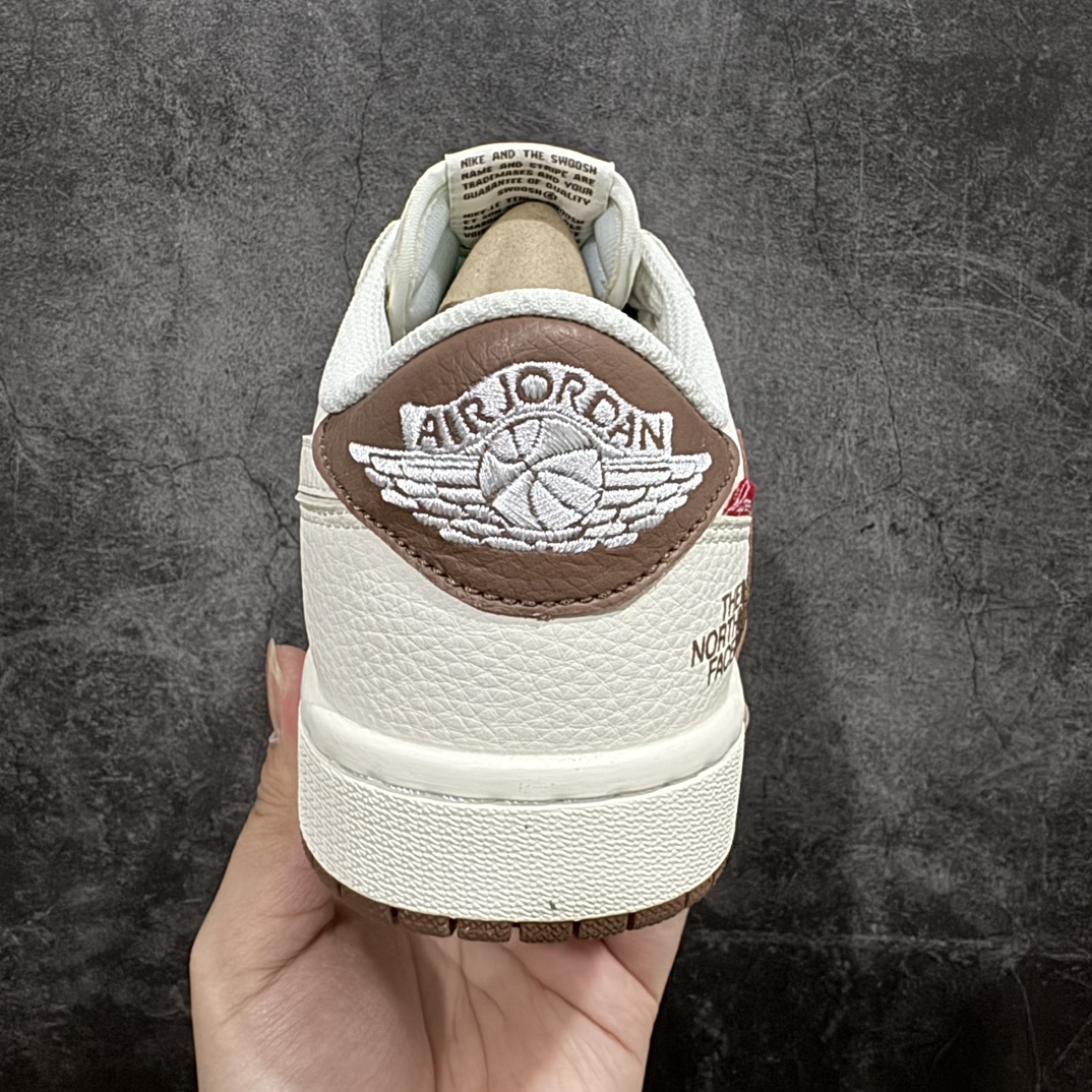 图片[4]-【定制版】Travis Scott x Nike Air Jordan 1 Low x The North Face x SupremenAir Jordan 1 Low 反转米棕小钩满天星倒钩 纯原版本n全鞋采用原装头层皮，用料扎实 精雕细琢n鞋型极致还原 飞翼3D打印改良 深度立体四线中底拉帮皮料选材 钢印 背胶一应俱全 全新批次 原装原模大底全鞋原厂定制皮料，手感细腻正确折边工艺 完美细节诠释 官方货号：DIY1688 005 Size：36 36.5 37.5 38 38.5 39 40 40.5 41 42 42.5 43 44 44.5 45 编码：HXS320340-莆田鞋批发中心