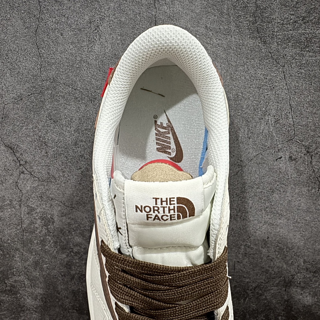 图片[8]-【定制版】Travis Scott x Nike Air Jordan 1 Low x The North Face x SupremenAir Jordan 1 Low 反转米棕小钩满天星倒钩 纯原版本n全鞋采用原装头层皮，用料扎实 精雕细琢n鞋型极致还原 飞翼3D打印改良 深度立体四线中底拉帮皮料选材 钢印 背胶一应俱全 全新批次 原装原模大底全鞋原厂定制皮料，手感细腻正确折边工艺 完美细节诠释 官方货号：DIY1688 005 Size：36 36.5 37.5 38 38.5 39 40 40.5 41 42 42.5 43 44 44.5 45 编码：HXS320340-莆田鞋批发中心