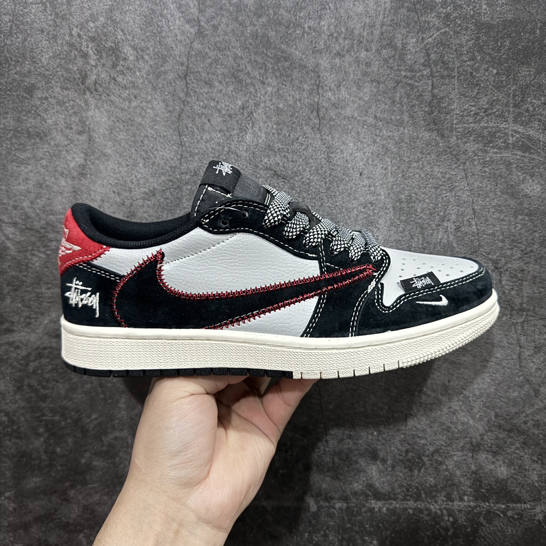 【定制版】Travis Scott x Fragment Design x Air Jordan 1 Low OG SP AJ1 乔1 斯图西联名-黑红刺绣勾 低帮文化休闲板鞋 SJ2068-133rn#多方联名合作融合了Travis Scott 独特的音乐风格，藤原浩个性的设计风格以及Jordan品牌的经典元素 使其成为一双具有独特身份和价值的鞋子 清新而立体的外观加上联名标识更突出了其独特身份 这种配色方案显示出活力和时尚感 在视觉上引人注目  鞋身的质感和细腻的细节处理使其显得高端而格调十足  这款“倒钩”联名是设计与创意完美结合  融合多方的个性风格是一款备受瞩目的潮流鞋款r 尺码：36 36.5 37.5 38 38.5 39 40 40.5 41 42 42.5 43 44 44.5 45  编码：HXS320340-莆田鞋批发中心