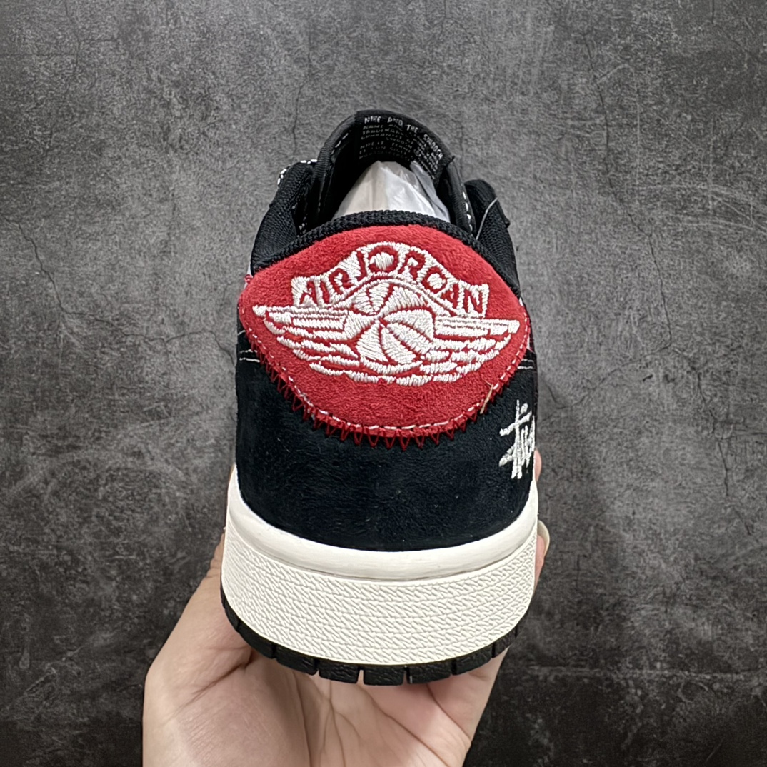 图片[4]-【定制版】Travis Scott x Fragment Design x Air Jordan 1 Low OG SP AJ1 乔1 斯图西联名-黑红刺绣勾 低帮文化休闲板鞋 SJ2068-133rn#多方联名合作融合了Travis Scott 独特的音乐风格，藤原浩个性的设计风格以及Jordan品牌的经典元素 使其成为一双具有独特身份和价值的鞋子 清新而立体的外观加上联名标识更突出了其独特身份 这种配色方案显示出活力和时尚感 在视觉上引人注目  鞋身的质感和细腻的细节处理使其显得高端而格调十足  这款“倒钩”联名是设计与创意完美结合  融合多方的个性风格是一款备受瞩目的潮流鞋款r 尺码：36 36.5 37.5 38 38.5 39 40 40.5 41 42 42.5 43 44 44.5 45  编码：HXS320340-莆田鞋批发中心