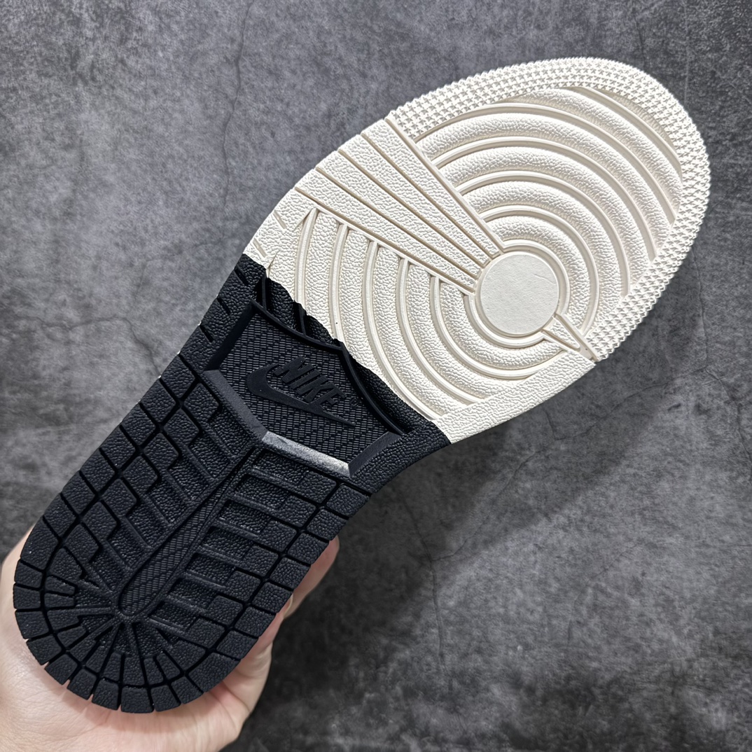 图片[9]-【定制版】Travis Scott x Fragment Design x Air Jordan 1 Low OG SP AJ1 乔1 斯图西联名-黑红刺绣勾 低帮文化休闲板鞋 SJ2068-133rn#多方联名合作融合了Travis Scott 独特的音乐风格，藤原浩个性的设计风格以及Jordan品牌的经典元素 使其成为一双具有独特身份和价值的鞋子 清新而立体的外观加上联名标识更突出了其独特身份 这种配色方案显示出活力和时尚感 在视觉上引人注目  鞋身的质感和细腻的细节处理使其显得高端而格调十足  这款“倒钩”联名是设计与创意完美结合  融合多方的个性风格是一款备受瞩目的潮流鞋款r 尺码：36 36.5 37.5 38 38.5 39 40 40.5 41 42 42.5 43 44 44.5 45  编码：HXS320340-莆田鞋批发中心