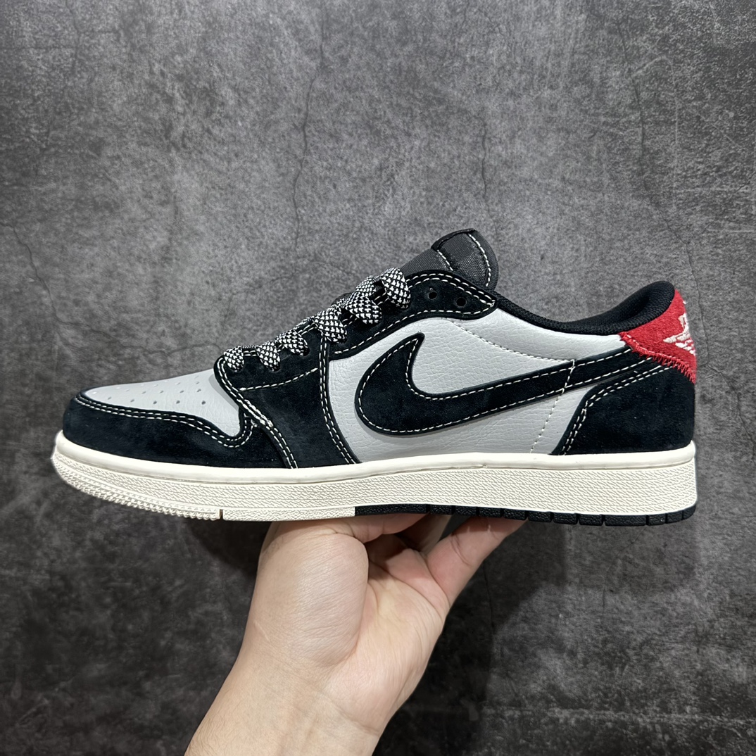 图片[2]-【定制版】Travis Scott x Fragment Design x Air Jordan 1 Low OG SP AJ1 乔1 斯图西联名-黑红刺绣勾 低帮文化休闲板鞋 SJ2068-133rn#多方联名合作融合了Travis Scott 独特的音乐风格，藤原浩个性的设计风格以及Jordan品牌的经典元素 使其成为一双具有独特身份和价值的鞋子 清新而立体的外观加上联名标识更突出了其独特身份 这种配色方案显示出活力和时尚感 在视觉上引人注目  鞋身的质感和细腻的细节处理使其显得高端而格调十足  这款“倒钩”联名是设计与创意完美结合  融合多方的个性风格是一款备受瞩目的潮流鞋款r 尺码：36 36.5 37.5 38 38.5 39 40 40.5 41 42 42.5 43 44 44.5 45  编码：HXS320340-莆田鞋批发中心