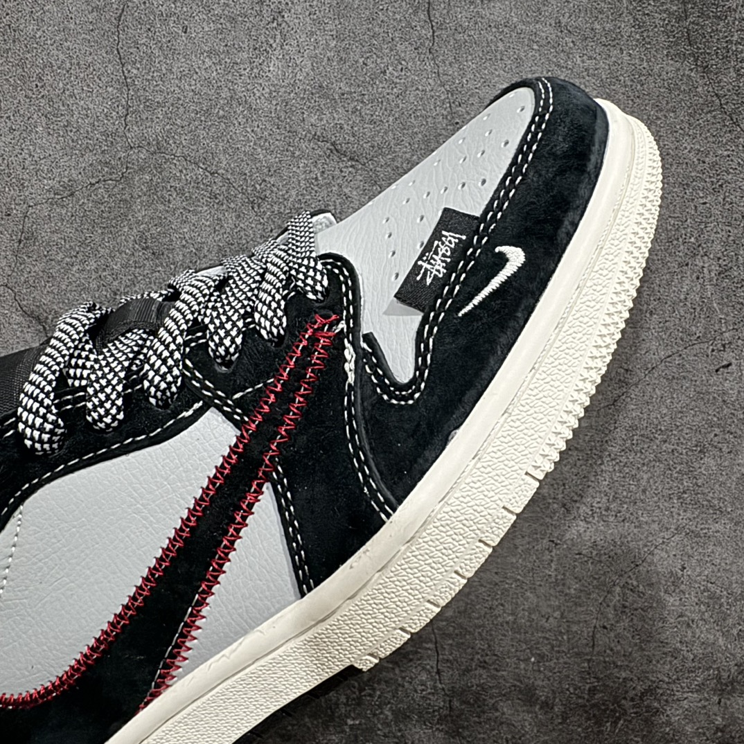 图片[6]-【定制版】Travis Scott x Fragment Design x Air Jordan 1 Low OG SP AJ1 乔1 斯图西联名-黑红刺绣勾 低帮文化休闲板鞋 SJ2068-133rn#多方联名合作融合了Travis Scott 独特的音乐风格，藤原浩个性的设计风格以及Jordan品牌的经典元素 使其成为一双具有独特身份和价值的鞋子 清新而立体的外观加上联名标识更突出了其独特身份 这种配色方案显示出活力和时尚感 在视觉上引人注目  鞋身的质感和细腻的细节处理使其显得高端而格调十足  这款“倒钩”联名是设计与创意完美结合  融合多方的个性风格是一款备受瞩目的潮流鞋款r 尺码：36 36.5 37.5 38 38.5 39 40 40.5 41 42 42.5 43 44 44.5 45  编码：HXS320340-莆田鞋批发中心