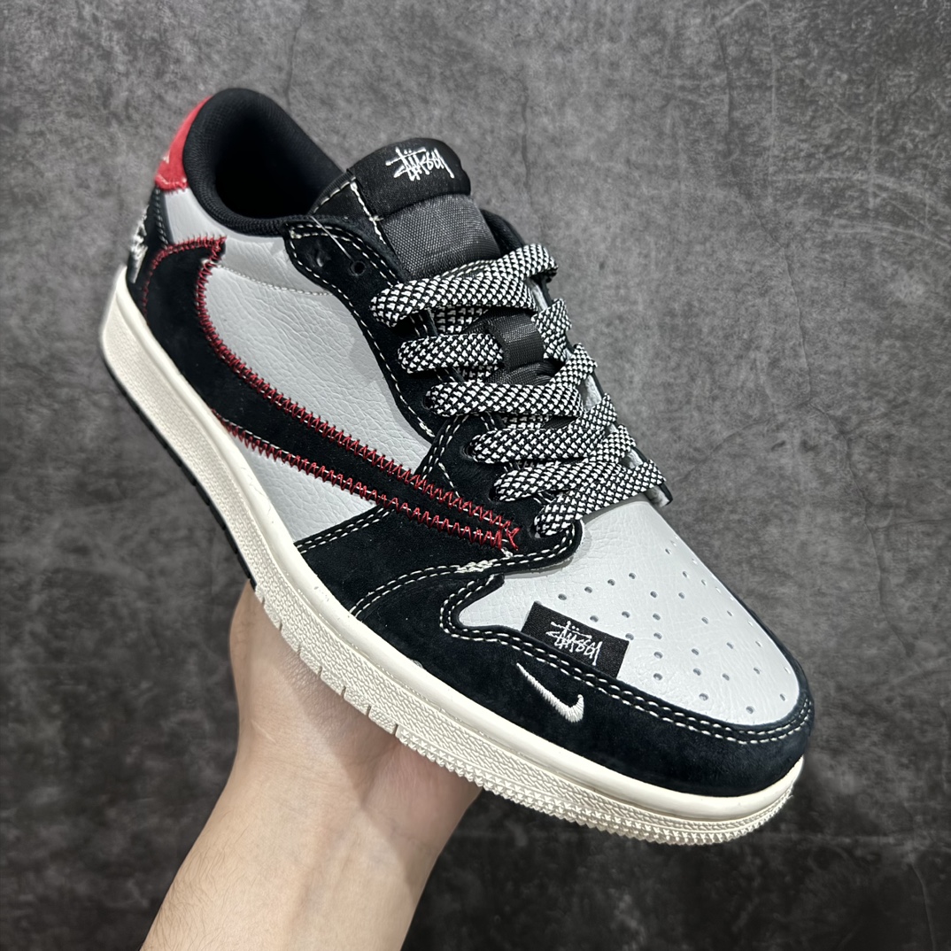 图片[3]-【定制版】Travis Scott x Fragment Design x Air Jordan 1 Low OG SP AJ1 乔1 斯图西联名-黑红刺绣勾 低帮文化休闲板鞋 SJ2068-133rn#多方联名合作融合了Travis Scott 独特的音乐风格，藤原浩个性的设计风格以及Jordan品牌的经典元素 使其成为一双具有独特身份和价值的鞋子 清新而立体的外观加上联名标识更突出了其独特身份 这种配色方案显示出活力和时尚感 在视觉上引人注目  鞋身的质感和细腻的细节处理使其显得高端而格调十足  这款“倒钩”联名是设计与创意完美结合  融合多方的个性风格是一款备受瞩目的潮流鞋款r 尺码：36 36.5 37.5 38 38.5 39 40 40.5 41 42 42.5 43 44 44.5 45  编码：HXS320340-莆田鞋批发中心