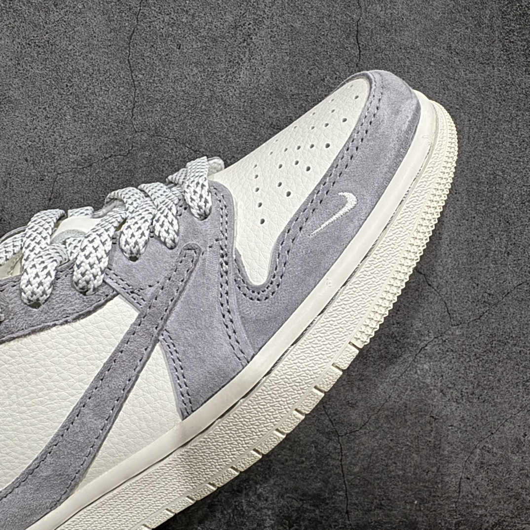 图片[6]-【定制版】Travis Scott x Fragment Design x Air Jordan 1 Low OG SP AJ1 乔1 北面联名-底灰猪八 低帮文化休闲板鞋 XS3086-001rn#多方联名合作融合了Travis Scott 独特的音乐风格，藤原浩个性的设计风格以及Jordan品牌的经典元素 使其成为一双具有独特身份和价值的鞋子 清新而立体的外观加上联名标识更突出了其独特身份 这种配色方案显示出活力和时尚感 在视觉上引人注目  鞋身的质感和细腻的细节处理使其显得高端而格调十足  这款“倒钩”联名是设计与创意完美结合  融合多方的个性风格是一款备受瞩目的潮流鞋款r 尺码：36 36.5 37.5 38 38.5 39 40 40.5 41 42 42.5 43 44 44.5 45  编码：HXS320340-莆田鞋批发中心