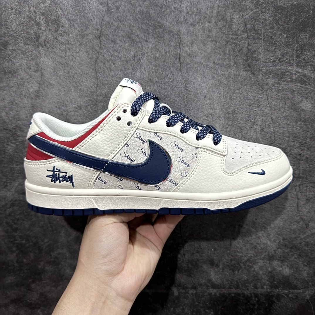 【定制版】海外爆款限量发售Nike SB Dunk Low“ 斯图西联名——蓝白红英文”  周年高端定制 低帮休闲板鞋 定制鞋盒 大厂纯原品质出货 超高清洁度 皮料切割干净无任何毛边 细节完美 货号：XX2025-358An Size:36 36.5 37.5 38 38.5 39 40 40.5 41 42 42.5 43 44 44.5 45 编码：HXS3240-莆田鞋批发中心