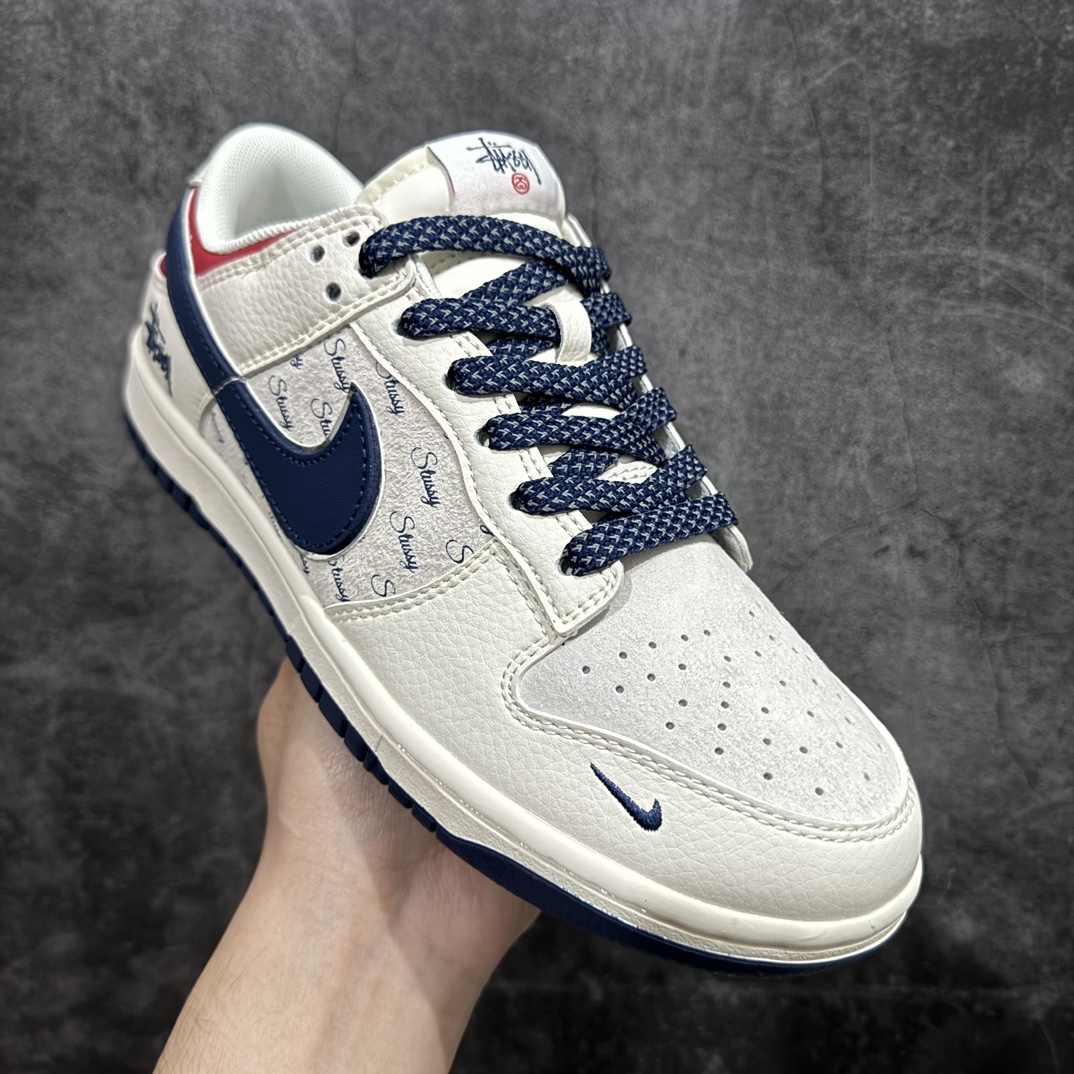 图片[3]-【定制版】海外爆款限量发售Nike SB Dunk Low“ 斯图西联名——蓝白红英文”  周年高端定制 低帮休闲板鞋 定制鞋盒 大厂纯原品质出货 超高清洁度 皮料切割干净无任何毛边 细节完美 货号：XX2025-358An Size:36 36.5 37.5 38 38.5 39 40 40.5 41 42 42.5 43 44 44.5 45 编码：HXS3240-莆田鞋批发中心