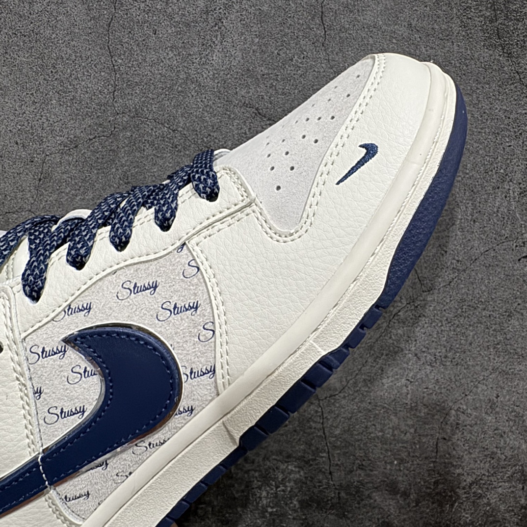 图片[6]-【定制版】海外爆款限量发售Nike SB Dunk Low“ 斯图西联名——蓝白红英文”  周年高端定制 低帮休闲板鞋 定制鞋盒 大厂纯原品质出货 超高清洁度 皮料切割干净无任何毛边 细节完美 货号：XX2025-358An Size:36 36.5 37.5 38 38.5 39 40 40.5 41 42 42.5 43 44 44.5 45 编码：HXS3240-莆田鞋批发中心