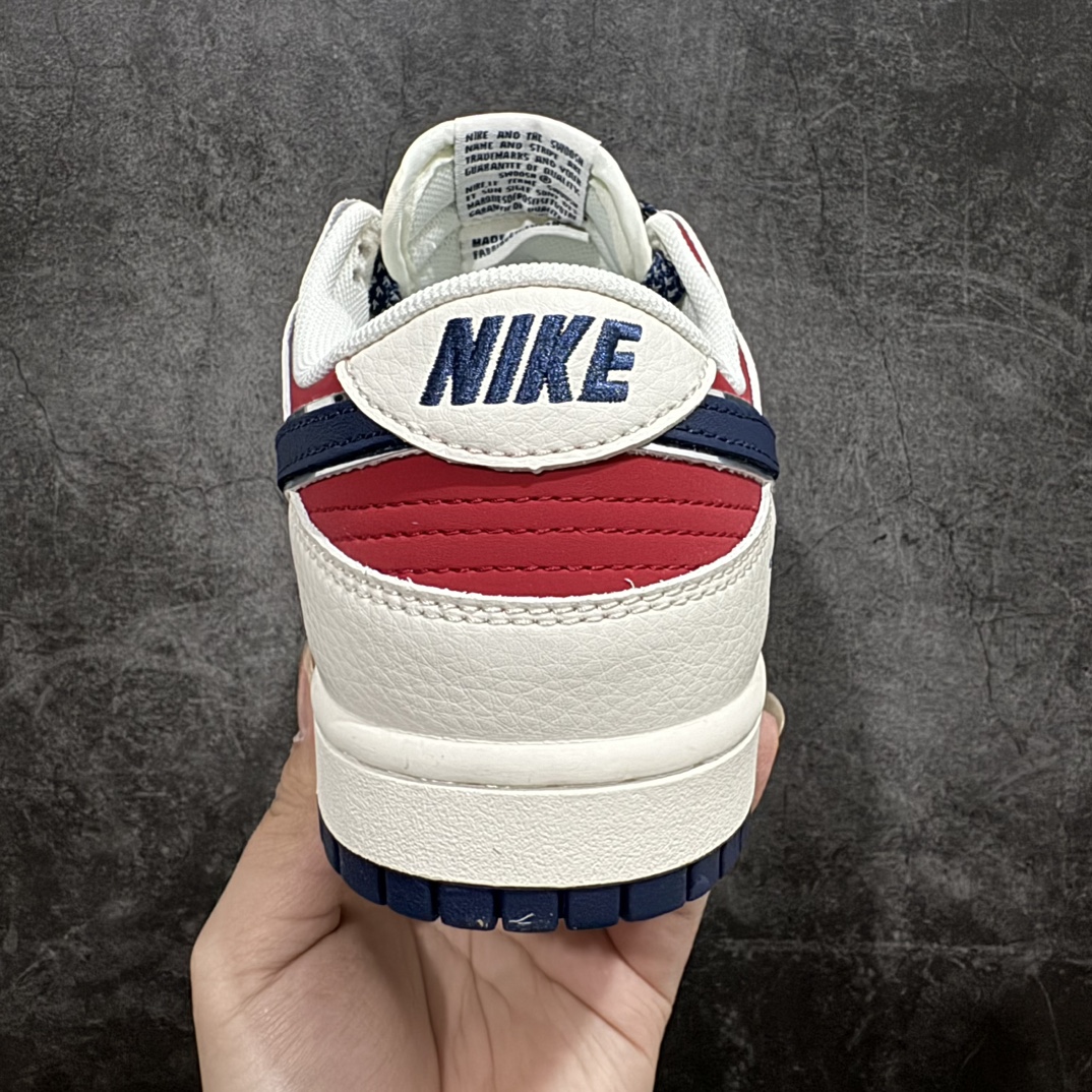 图片[4]-【定制版】海外爆款限量发售Nike SB Dunk Low“ 斯图西联名——蓝白红英文”  周年高端定制 低帮休闲板鞋 定制鞋盒 大厂纯原品质出货 超高清洁度 皮料切割干净无任何毛边 细节完美 货号：XX2025-358An Size:36 36.5 37.5 38 38.5 39 40 40.5 41 42 42.5 43 44 44.5 45 编码：HXS3240-莆田鞋批发中心