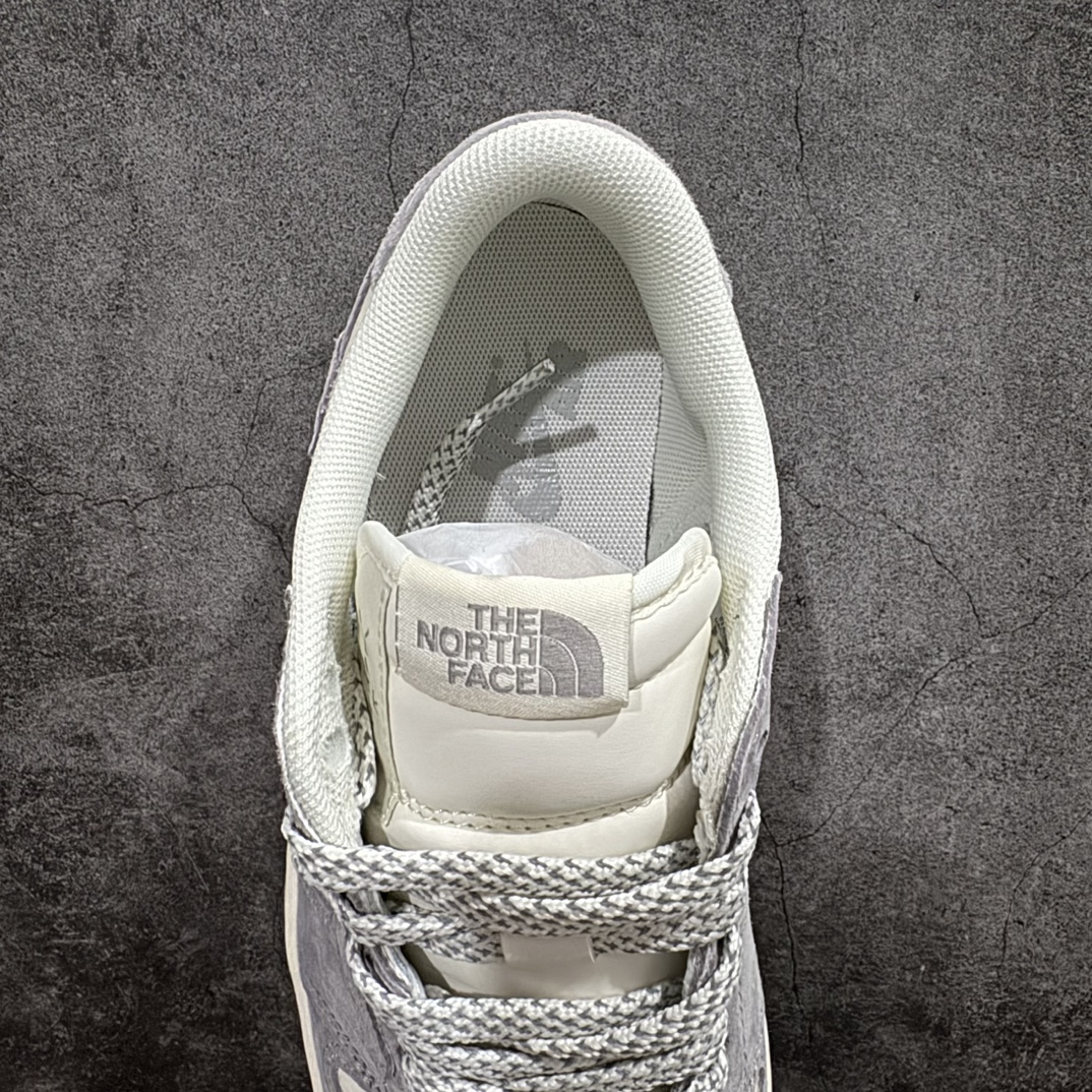 图片[8]-【定制版】Travis Scott x Fragment Design x Air Jordan 1 Low OG SP AJ1 乔1 北面联名-底灰猪八 低帮文化休闲板鞋 XS3086-001rn#多方联名合作融合了Travis Scott 独特的音乐风格，藤原浩个性的设计风格以及Jordan品牌的经典元素 使其成为一双具有独特身份和价值的鞋子 清新而立体的外观加上联名标识更突出了其独特身份 这种配色方案显示出活力和时尚感 在视觉上引人注目  鞋身的质感和细腻的细节处理使其显得高端而格调十足  这款“倒钩”联名是设计与创意完美结合  融合多方的个性风格是一款备受瞩目的潮流鞋款r 尺码：36 36.5 37.5 38 38.5 39 40 40.5 41 42 42.5 43 44 44.5 45  编码：HXS320340-莆田鞋批发中心