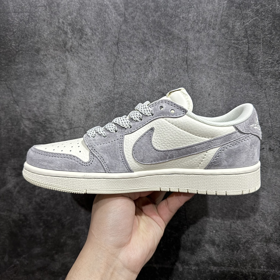 图片[2]-【定制版】Travis Scott x Fragment Design x Air Jordan 1 Low OG SP AJ1 乔1 北面联名-底灰猪八 低帮文化休闲板鞋 XS3086-001rn#多方联名合作融合了Travis Scott 独特的音乐风格，藤原浩个性的设计风格以及Jordan品牌的经典元素 使其成为一双具有独特身份和价值的鞋子 清新而立体的外观加上联名标识更突出了其独特身份 这种配色方案显示出活力和时尚感 在视觉上引人注目  鞋身的质感和细腻的细节处理使其显得高端而格调十足  这款“倒钩”联名是设计与创意完美结合  融合多方的个性风格是一款备受瞩目的潮流鞋款r 尺码：36 36.5 37.5 38 38.5 39 40 40.5 41 42 42.5 43 44 44.5 45  编码：HXS320340-莆田鞋批发中心