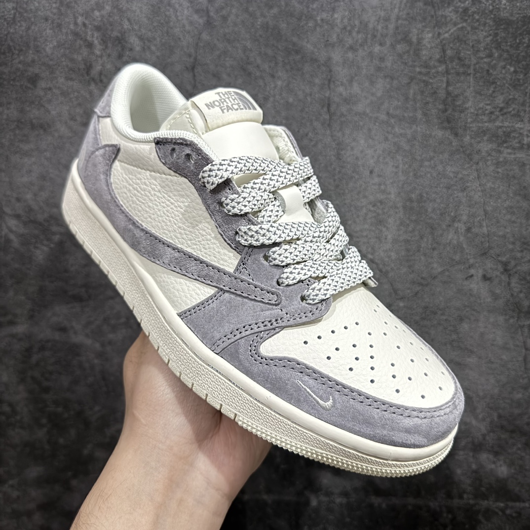 图片[3]-【定制版】Travis Scott x Fragment Design x Air Jordan 1 Low OG SP AJ1 乔1 北面联名-底灰猪八 低帮文化休闲板鞋 XS3086-001rn#多方联名合作融合了Travis Scott 独特的音乐风格，藤原浩个性的设计风格以及Jordan品牌的经典元素 使其成为一双具有独特身份和价值的鞋子 清新而立体的外观加上联名标识更突出了其独特身份 这种配色方案显示出活力和时尚感 在视觉上引人注目  鞋身的质感和细腻的细节处理使其显得高端而格调十足  这款“倒钩”联名是设计与创意完美结合  融合多方的个性风格是一款备受瞩目的潮流鞋款r 尺码：36 36.5 37.5 38 38.5 39 40 40.5 41 42 42.5 43 44 44.5 45  编码：HXS320340-莆田鞋批发中心