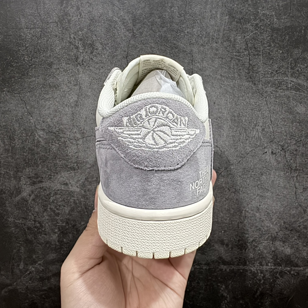 图片[4]-【定制版】Travis Scott x Fragment Design x Air Jordan 1 Low OG SP AJ1 乔1 北面联名-底灰猪八 低帮文化休闲板鞋 XS3086-001rn#多方联名合作融合了Travis Scott 独特的音乐风格，藤原浩个性的设计风格以及Jordan品牌的经典元素 使其成为一双具有独特身份和价值的鞋子 清新而立体的外观加上联名标识更突出了其独特身份 这种配色方案显示出活力和时尚感 在视觉上引人注目  鞋身的质感和细腻的细节处理使其显得高端而格调十足  这款“倒钩”联名是设计与创意完美结合  融合多方的个性风格是一款备受瞩目的潮流鞋款r 尺码：36 36.5 37.5 38 38.5 39 40 40.5 41 42 42.5 43 44 44.5 45  编码：HXS320340-莆田鞋批发中心