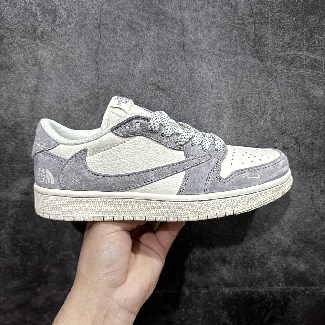 【定制版】Travis Scott x Fragment Design x Air Jordan 1 Low OG SP AJ1 乔1 北面联名-底灰猪八 低帮文化休闲板鞋 XS3086-001rn#多方联名合作融合了Travis Scott 独特的音乐风格，藤原浩个性的设计风格以及Jordan品牌的经典元素 使其成为一双具有独特身份和价值的鞋子 清新而立体的外观加上联名标识更突出了其独特身份 这种配色方案显示出活力和时尚感 在视觉上引人注目  鞋身的质感和细腻的细节处理使其显得高端而格调十足  这款“倒钩”联名是设计与创意完美结合  融合多方的个性风格是一款备受瞩目的潮流鞋款r 尺码：36 36.5 37.5 38 38.5 39 40 40.5 41 42 42.5 43 44 44.5 45  编码：HXS320340-莆田鞋批发中心