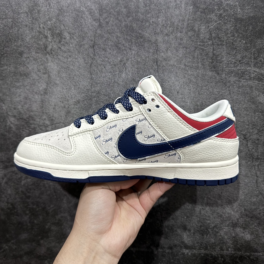 图片[2]-【定制版】海外爆款限量发售Nike SB Dunk Low“ 斯图西联名——蓝白红英文”  周年高端定制 低帮休闲板鞋 定制鞋盒 大厂纯原品质出货 超高清洁度 皮料切割干净无任何毛边 细节完美 货号：XX2025-358An Size:36 36.5 37.5 38 38.5 39 40 40.5 41 42 42.5 43 44 44.5 45 编码：HXS3240-莆田鞋批发中心