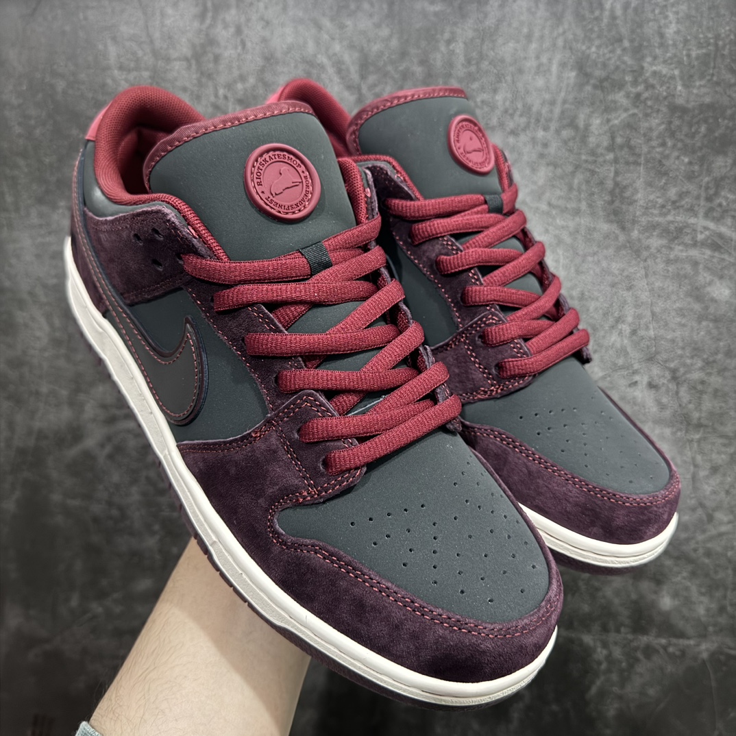 【Top纯原版】Riot Skateshop x NK SB Dunk Low 联名棕红波尔多 FZ1289-200独家原厂航空铝磨具打磨大底 鞋头坡度极致还原 原盒原配 圈内天花板工艺 原厂冲刀 超高清洁度 全鞋零毛边皮料切割 全套原楦原模倾力打造完美版型 采用原厂百宏鞋带以及原厂百宏织唛舌标 内标可供原厂几率过验 原厂中底布黄色点胶 原厂中底布拉帮走线遵循公司‼️nSIZE：36 36.5 37.5 38 38.5 39 40 40.5 41 42 42.5 43 44 44.5 45 46 47.5 编码：TO370390n-莆田鞋批发中心