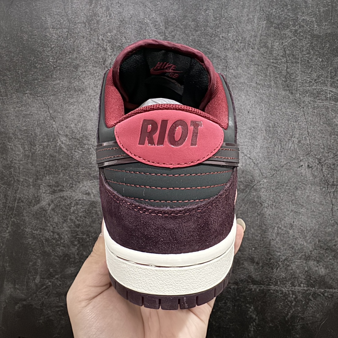 图片[4]-【Top纯原版】Riot Skateshop x NK SB Dunk Low 联名棕红波尔多 FZ1289-200独家原厂航空铝磨具打磨大底 鞋头坡度极致还原 原盒原配 圈内天花板工艺 原厂冲刀 超高清洁度 全鞋零毛边皮料切割 全套原楦原模倾力打造完美版型 采用原厂百宏鞋带以及原厂百宏织唛舌标 内标可供原厂几率过验 原厂中底布黄色点胶 原厂中底布拉帮走线遵循公司‼️nSIZE：36 36.5 37.5 38 38.5 39 40 40.5 41 42 42.5 43 44 44.5 45 46 47.5 编码：TO370390n-莆田鞋批发中心