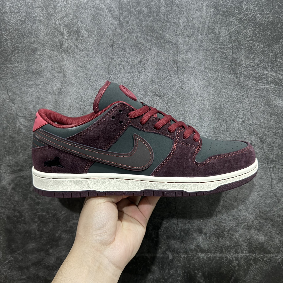 【Top纯原版】Riot Skateshop x NK SB Dunk Low 联名棕红波尔多 FZ1289-200独家原厂航空铝磨具打磨大底 鞋头坡度极致还原 原盒原配 圈内天花板工艺 原厂冲刀 超高清洁度 全鞋零毛边皮料切割 全套原楦原模倾力打造完美版型 采用原厂百宏鞋带以及原厂百宏织唛舌标 内标可供原厂几率过验 原厂中底布黄色点胶 原厂中底布拉帮走线遵循公司‼️nSIZE：36 36.5 37.5 38 38.5 39 40 40.5 41 42 42.5 43 44 44.5 45 46 47.5 编码：TO370390n-莆田鞋批发中心