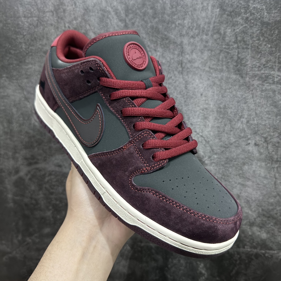 图片[3]-【Top纯原版】Riot Skateshop x NK SB Dunk Low 联名棕红波尔多 FZ1289-200独家原厂航空铝磨具打磨大底 鞋头坡度极致还原 原盒原配 圈内天花板工艺 原厂冲刀 超高清洁度 全鞋零毛边皮料切割 全套原楦原模倾力打造完美版型 采用原厂百宏鞋带以及原厂百宏织唛舌标 内标可供原厂几率过验 原厂中底布黄色点胶 原厂中底布拉帮走线遵循公司‼️nSIZE：36 36.5 37.5 38 38.5 39 40 40.5 41 42 42.5 43 44 44.5 45 46 47.5 编码：TO370390n-莆田鞋批发中心