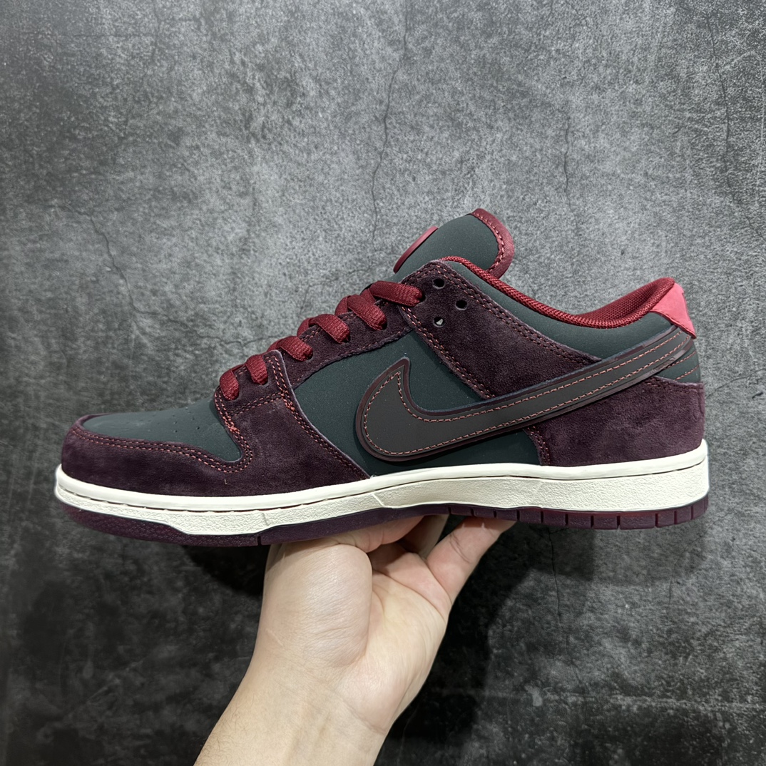 图片[2]-【Top纯原版】Riot Skateshop x NK SB Dunk Low 联名棕红波尔多 FZ1289-200独家原厂航空铝磨具打磨大底 鞋头坡度极致还原 原盒原配 圈内天花板工艺 原厂冲刀 超高清洁度 全鞋零毛边皮料切割 全套原楦原模倾力打造完美版型 采用原厂百宏鞋带以及原厂百宏织唛舌标 内标可供原厂几率过验 原厂中底布黄色点胶 原厂中底布拉帮走线遵循公司‼️nSIZE：36 36.5 37.5 38 38.5 39 40 40.5 41 42 42.5 43 44 44.5 45 46 47.5 编码：TO370390n-莆田鞋批发中心