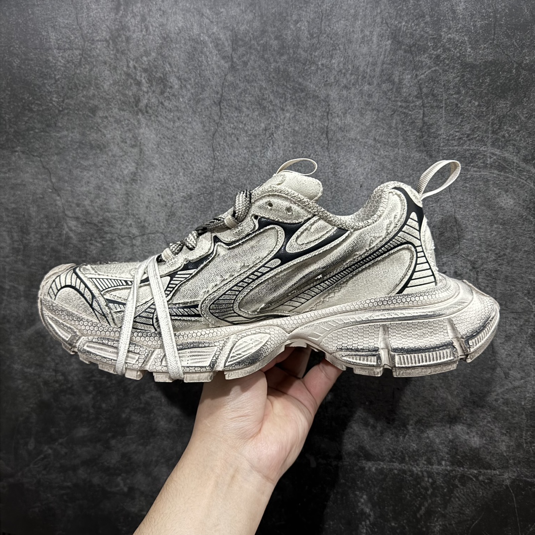 图片[2]-【OG纯原】BALENCIAGA 3XL Sneakers 巴黎世家十代网布系带低帮走秀复古老爹鞋  灰绿色nn全新版本 全新顶端品质 全套原纸板楦头开发 最原汁原味的灵魂版型全鞋荧光划线卡点 胶水把控整洁度追求极致完美 每一双都是工艺品 多重QC质检 超越公司货的品控标准 实实在在的免检产品 原盒原配 正确字体电绣 粗细、位置、大小正确 侧边TPU 透气孔匹配意产原版 正确分离大底 TPU软底 原版一致大底LOGO 立体感十足 原厂皮料水洗做旧 采购原厂网纱 不含皮革 网布材料和聚氨酯 磨损效果 鞋头边缘和后帮 Balenciaga 徽标 鞋面和后跟凸印尺码 鞋舌 3XL 橡胶品牌标识和反光细节 鞋帮拉袢和鞋舌拉祥 配反光细节 备用鞋带在鞋履前侧 可在穿着前取下 便于不同造型搭配 正常尺码 尺码：35 36 37 38 39 40 41 42 43 44 45 46 编码：OG480510-莆田鞋批发中心