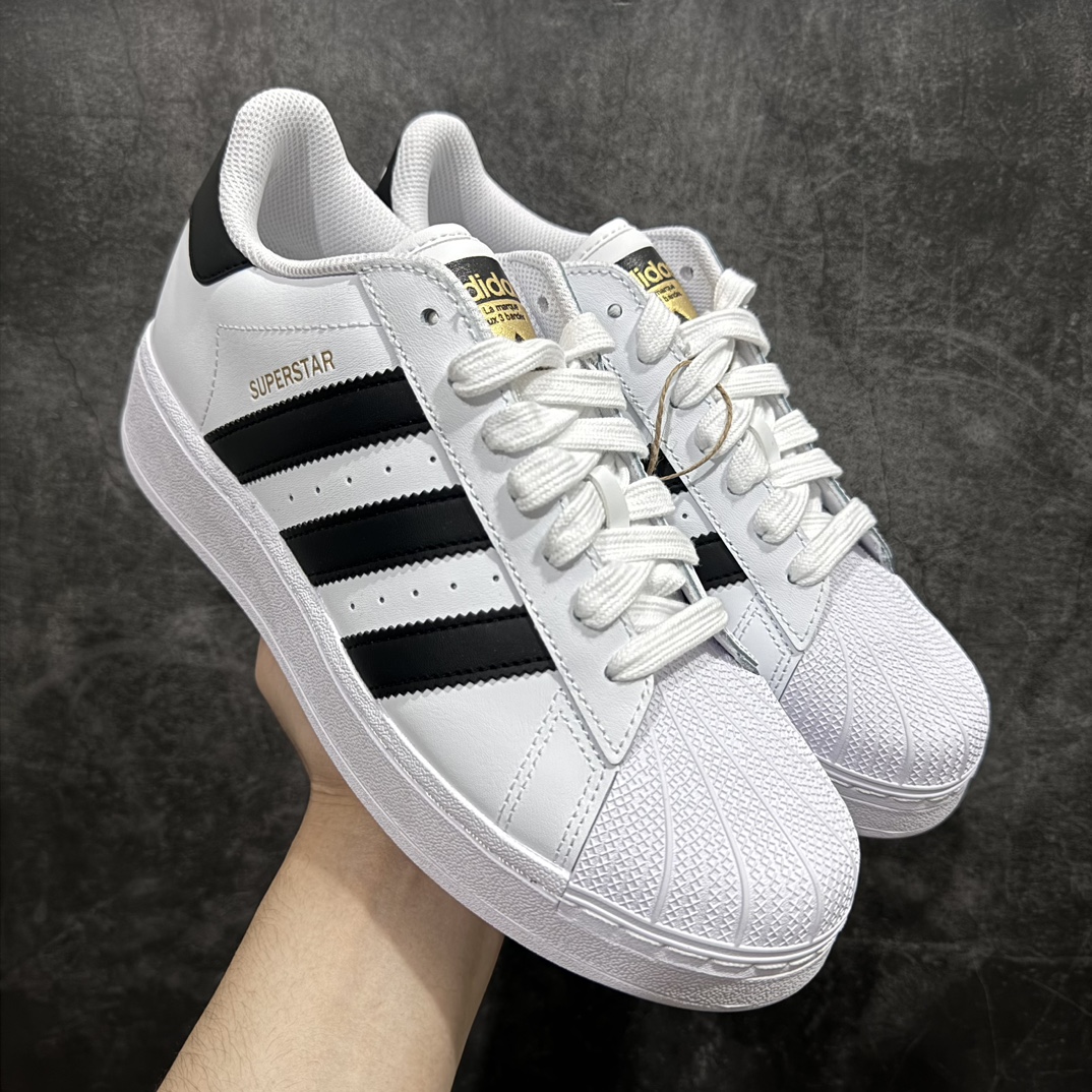 【H11二层皮版】Adidas Originals Superstar XLG 贝壳头系列低帮厚底松糕经典百搭休闲运动板鞋“皮革武士白黑LOGO”IG9995nnH11分两个版本n头层版价格较贵n实拍为二层版本 只改变了其皮料n其他做工细节基本没有变 价格便宜一些nn男女鞋真标半码制n原楦原纸版数据开发版型n采用头层皮革饰片组合粒面牛剖革鞋面材质n内嵌EVA环保鞋垫 外置耐磨防滑鞋底组合扇贝防踢头盖片 尺码：35 36 36⅔ 37⅓ 38 38⅔ 39⅓ 40 40⅔ 41⅓ 42 42⅔ 43⅓ 44 编码：X10210230-莆田鞋批发中心