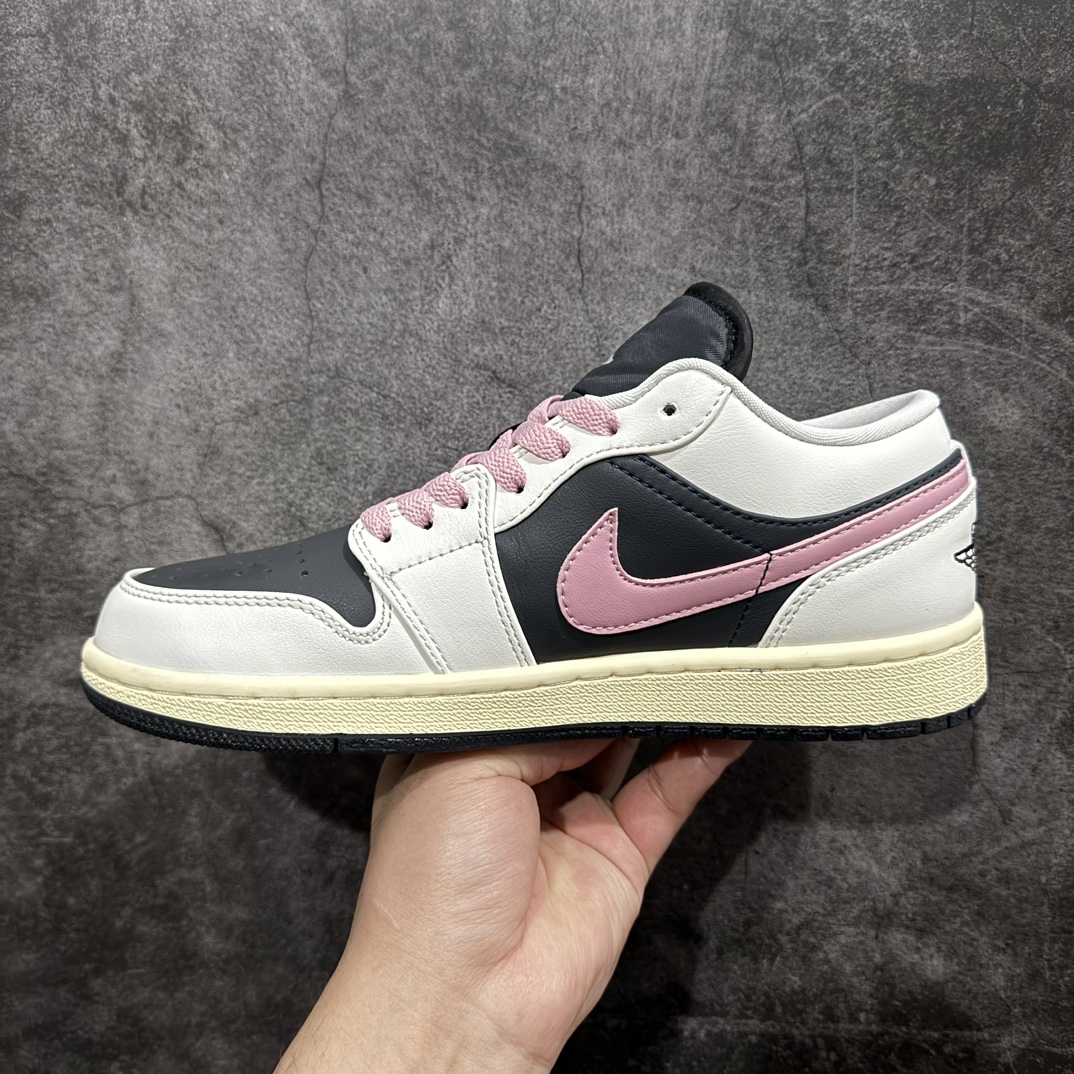 图片[2]-【K版】Air Jordan AJ1 Low 低帮白黑粉 DC0774-001n全新流水线出品 DT版本唯一平替选择 市场第二梯队最强版 全部原鞋开发 原楦原纸板开发 全鞋电脑针车 原厂内置全掌气垫 原盒内在原标 唯一Zp原版鞋带绑法 免检产品 全新2022版型 全头层皮料 完美零毛边处理 原厂配置全掌气垫 价格定位良心SIZE：36 36.5 37.5 38 38.5 39 40 40.5 41 42 42.5 43 44 44.5 45 46  编码：LJ210250-莆田鞋批发中心