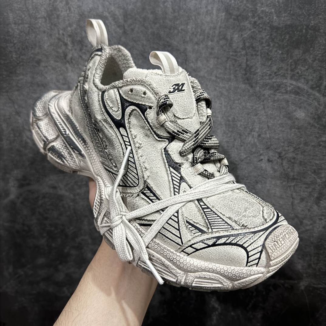 图片[3]-【OG纯原】BALENCIAGA 3XL Sneakers 巴黎世家十代网布系带低帮走秀复古老爹鞋  灰绿色nn全新版本 全新顶端品质 全套原纸板楦头开发 最原汁原味的灵魂版型全鞋荧光划线卡点 胶水把控整洁度追求极致完美 每一双都是工艺品 多重QC质检 超越公司货的品控标准 实实在在的免检产品 原盒原配 正确字体电绣 粗细、位置、大小正确 侧边TPU 透气孔匹配意产原版 正确分离大底 TPU软底 原版一致大底LOGO 立体感十足 原厂皮料水洗做旧 采购原厂网纱 不含皮革 网布材料和聚氨酯 磨损效果 鞋头边缘和后帮 Balenciaga 徽标 鞋面和后跟凸印尺码 鞋舌 3XL 橡胶品牌标识和反光细节 鞋帮拉袢和鞋舌拉祥 配反光细节 备用鞋带在鞋履前侧 可在穿着前取下 便于不同造型搭配 正常尺码 尺码：35 36 37 38 39 40 41 42 43 44 45 46 编码：OG480510-莆田鞋批发中心