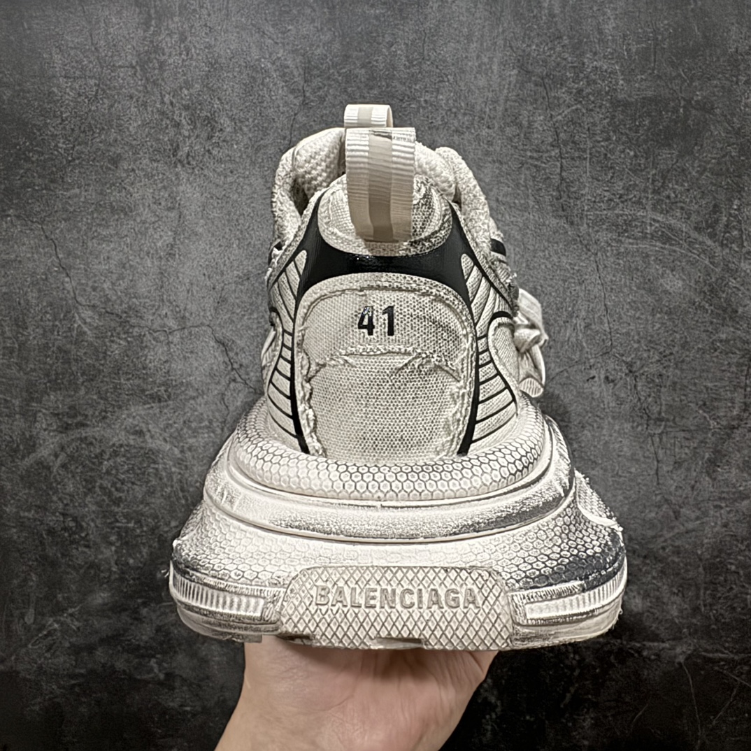 图片[4]-【OG纯原】BALENCIAGA 3XL Sneakers 巴黎世家十代网布系带低帮走秀复古老爹鞋  灰绿色nn全新版本 全新顶端品质 全套原纸板楦头开发 最原汁原味的灵魂版型全鞋荧光划线卡点 胶水把控整洁度追求极致完美 每一双都是工艺品 多重QC质检 超越公司货的品控标准 实实在在的免检产品 原盒原配 正确字体电绣 粗细、位置、大小正确 侧边TPU 透气孔匹配意产原版 正确分离大底 TPU软底 原版一致大底LOGO 立体感十足 原厂皮料水洗做旧 采购原厂网纱 不含皮革 网布材料和聚氨酯 磨损效果 鞋头边缘和后帮 Balenciaga 徽标 鞋面和后跟凸印尺码 鞋舌 3XL 橡胶品牌标识和反光细节 鞋帮拉袢和鞋舌拉祥 配反光细节 备用鞋带在鞋履前侧 可在穿着前取下 便于不同造型搭配 正常尺码 尺码：35 36 37 38 39 40 41 42 43 44 45 46 编码：OG480510-莆田鞋批发中心