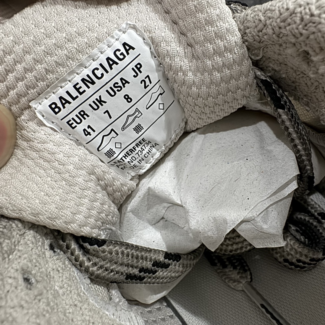 图片[8]-【OG纯原】BALENCIAGA 3XL Sneakers 巴黎世家十代网布系带低帮走秀复古老爹鞋  灰绿色nn全新版本 全新顶端品质 全套原纸板楦头开发 最原汁原味的灵魂版型全鞋荧光划线卡点 胶水把控整洁度追求极致完美 每一双都是工艺品 多重QC质检 超越公司货的品控标准 实实在在的免检产品 原盒原配 正确字体电绣 粗细、位置、大小正确 侧边TPU 透气孔匹配意产原版 正确分离大底 TPU软底 原版一致大底LOGO 立体感十足 原厂皮料水洗做旧 采购原厂网纱 不含皮革 网布材料和聚氨酯 磨损效果 鞋头边缘和后帮 Balenciaga 徽标 鞋面和后跟凸印尺码 鞋舌 3XL 橡胶品牌标识和反光细节 鞋帮拉袢和鞋舌拉祥 配反光细节 备用鞋带在鞋履前侧 可在穿着前取下 便于不同造型搭配 正常尺码 尺码：35 36 37 38 39 40 41 42 43 44 45 46 编码：OG480520-莆田鞋批发中心