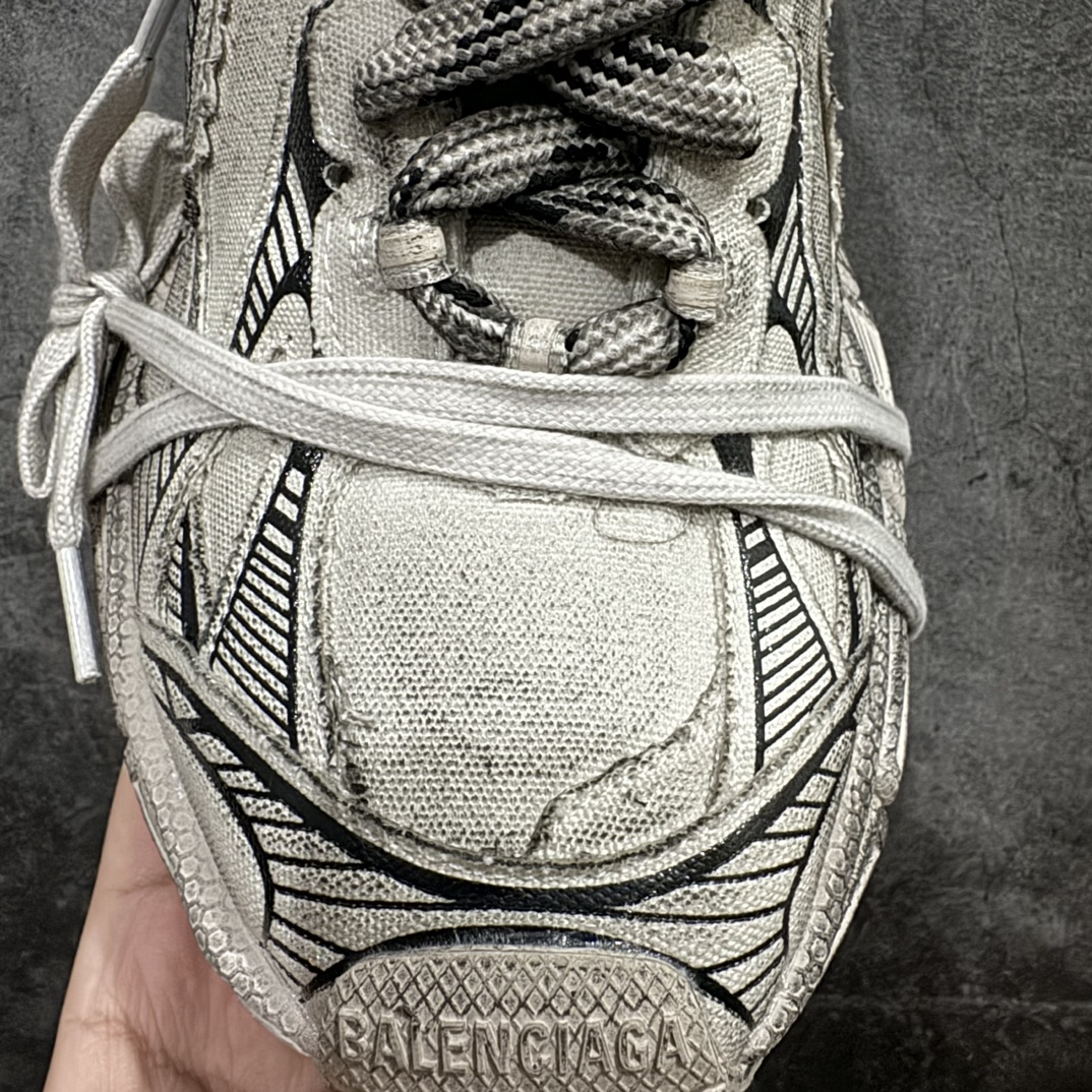 图片[6]-【OG纯原】BALENCIAGA 3XL Sneakers 巴黎世家十代网布系带低帮走秀复古老爹鞋  灰绿色nn全新版本 全新顶端品质 全套原纸板楦头开发 最原汁原味的灵魂版型全鞋荧光划线卡点 胶水把控整洁度追求极致完美 每一双都是工艺品 多重QC质检 超越公司货的品控标准 实实在在的免检产品 原盒原配 正确字体电绣 粗细、位置、大小正确 侧边TPU 透气孔匹配意产原版 正确分离大底 TPU软底 原版一致大底LOGO 立体感十足 原厂皮料水洗做旧 采购原厂网纱 不含皮革 网布材料和聚氨酯 磨损效果 鞋头边缘和后帮 Balenciaga 徽标 鞋面和后跟凸印尺码 鞋舌 3XL 橡胶品牌标识和反光细节 鞋帮拉袢和鞋舌拉祥 配反光细节 备用鞋带在鞋履前侧 可在穿着前取下 便于不同造型搭配 正常尺码 尺码：35 36 37 38 39 40 41 42 43 44 45 46 编码：OG480520-莆田鞋批发中心