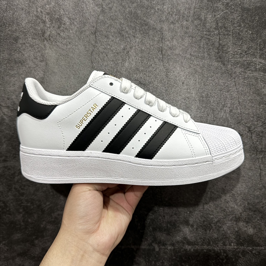 【H11二层皮版】Adidas Originals Superstar XLG 贝壳头系列低帮厚底松糕经典百搭休闲运动板鞋“皮革武士白黑LOGO”IG9995nnH11分两个版本n头层版价格较贵n实拍为二层版本 只改变了其皮料n其他做工细节基本没有变 价格便宜一些nn男女鞋真标半码制n原楦原纸版数据开发版型n采用头层皮革饰片组合粒面牛剖革鞋面材质n内嵌EVA环保鞋垫 外置耐磨防滑鞋底组合扇贝防踢头盖片 尺码：35 36 36⅔ 37⅓ 38 38⅔ 39⅓ 40 40⅔ 41⅓ 42 42⅔ 43⅓ 44 编码：X10210230-莆田鞋批发中心