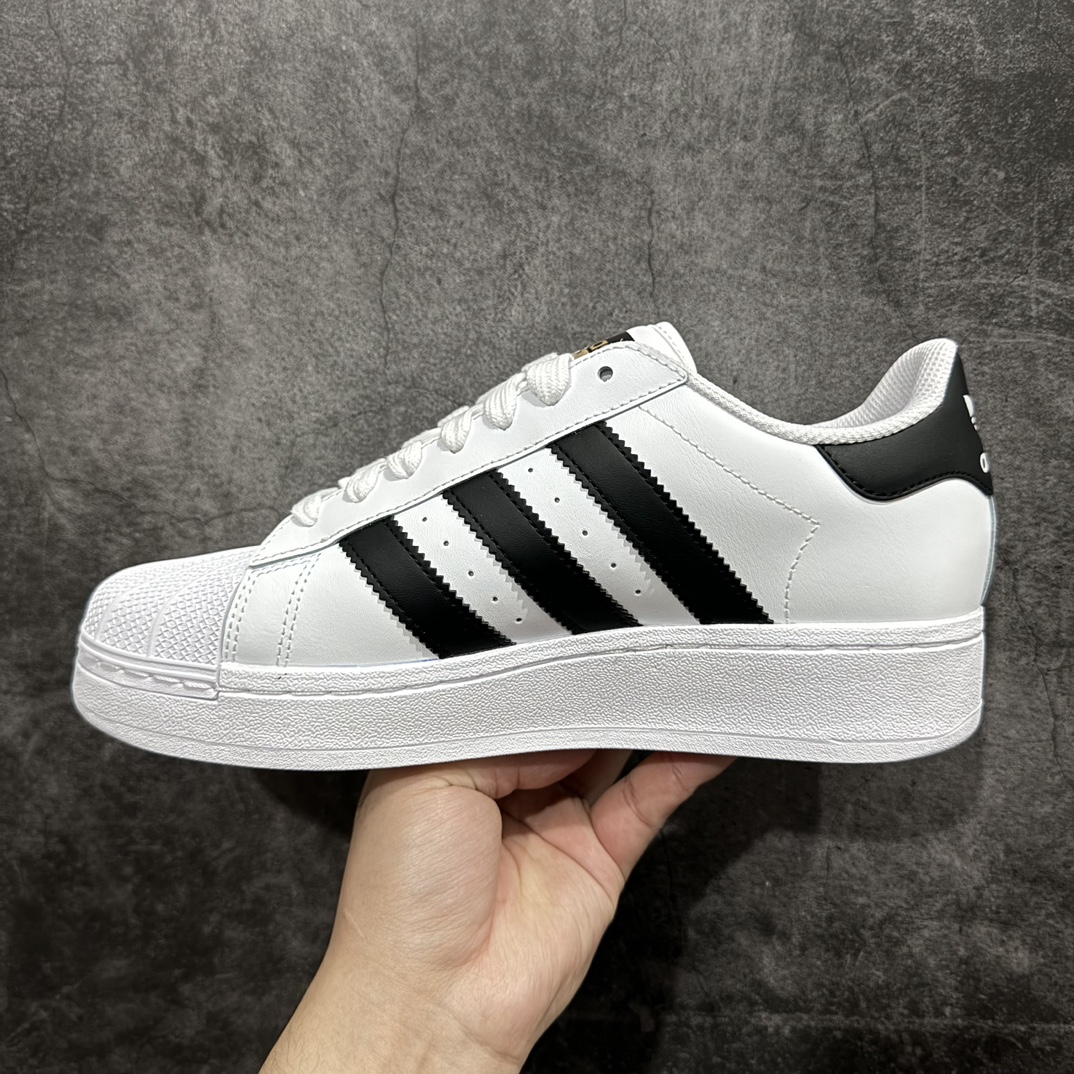 图片[2]-【H11二层皮版】Adidas Originals Superstar XLG 贝壳头系列低帮厚底松糕经典百搭休闲运动板鞋“皮革武士白黑LOGO”IG9995nnH11分两个版本n头层版价格较贵n实拍为二层版本 只改变了其皮料n其他做工细节基本没有变 价格便宜一些nn男女鞋真标半码制n原楦原纸版数据开发版型n采用头层皮革饰片组合粒面牛剖革鞋面材质n内嵌EVA环保鞋垫 外置耐磨防滑鞋底组合扇贝防踢头盖片 尺码：35 36 36⅔ 37⅓ 38 38⅔ 39⅓ 40 40⅔ 41⅓ 42 42⅔ 43⅓ 44 编码：X10210230-莆田鞋批发中心