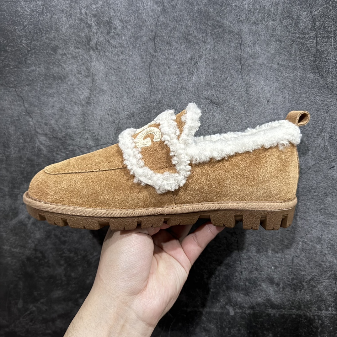 图片[2]-【广东纯原版本】UGG W Classic Coquette Clog Slipper  II 科凯特2.0系列时尚居家穆勒风包头舒适保暖露跟半拖鞋 货号:OB938全包n广东原产 升级原楦原纸版开发版型n采用TPU模压定型翻毛皮鞋面材质n内嵌人造卷曲羊毛毛绒里衬和鞋垫,保暖锁热n选用17毫米UGGPURE™ 植入式羊毛里衬与可拆卸的UGGPURE™ 植入式羊毛鞋垫 Treadlite轻翼科技外底-优质的防滑,耐磨性,和良好的弹性❗️ 尺码：35-40n产品描述：休闲系列作为本季主力系列，轻盈耐磨的橡胶大底，让穿着的舒适性提升 品名：Classic Coquette Clog Slipper  II 科凯特2.0系列鞋面：翻毛皮革/织物 编码：TL320340-莆田鞋批发中心