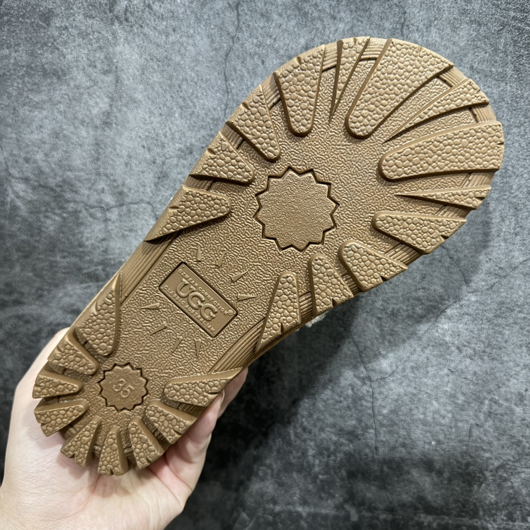 图片[9]-【广东纯原版本】UGG W Classic Coquette Clog Slipper  II 科凯特2.0系列时尚居家穆勒风包头舒适保暖露跟半拖鞋 货号:OB938全包n广东原产 升级原楦原纸版开发版型n采用TPU模压定型翻毛皮鞋面材质n内嵌人造卷曲羊毛毛绒里衬和鞋垫,保暖锁热n选用17毫米UGGPURE™ 植入式羊毛里衬与可拆卸的UGGPURE™ 植入式羊毛鞋垫 Treadlite轻翼科技外底-优质的防滑,耐磨性,和良好的弹性❗️ 尺码：35-40n产品描述：休闲系列作为本季主力系列，轻盈耐磨的橡胶大底，让穿着的舒适性提升 品名：Classic Coquette Clog Slipper  II 科凯特2.0系列鞋面：翻毛皮革/织物 编码：TL320340-莆田鞋批发中心