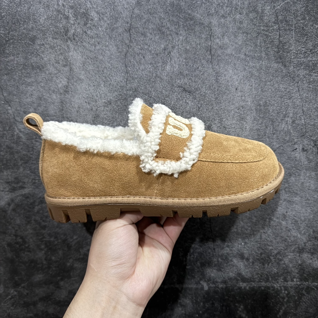 【广东纯原版本】UGG W Classic Coquette Clog Slipper  II 科凯特2.0系列时尚居家穆勒风包头舒适保暖露跟半拖鞋 货号:OB938全包n广东原产 升级原楦原纸版开发版型n采用TPU模压定型翻毛皮鞋面材质n内嵌人造卷曲羊毛毛绒里衬和鞋垫,保暖锁热n选用17毫米UGGPURE™ 植入式羊毛里衬与可拆卸的UGGPURE™ 植入式羊毛鞋垫 Treadlite轻翼科技外底-优质的防滑,耐磨性,和良好的弹性❗️ 尺码：35-40n产品描述：休闲系列作为本季主力系列，轻盈耐磨的橡胶大底，让穿着的舒适性提升 品名：Classic Coquette Clog Slipper  II 科凯特2.0系列鞋面：翻毛皮革/织物 编码：TL320340-莆田鞋批发中心