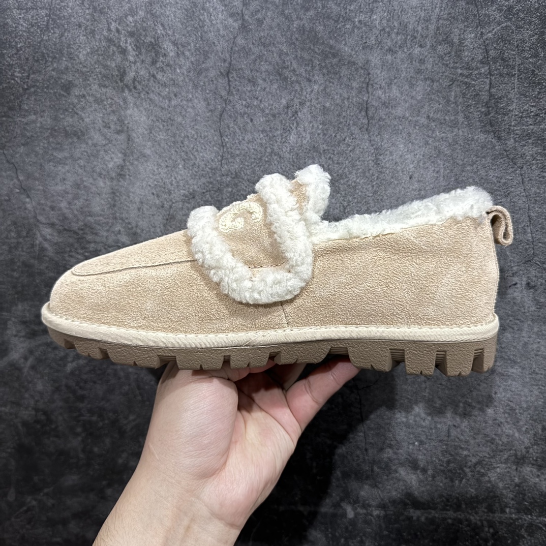 图片[2]-【广东纯原版本】UGG W Classic Coquette Clog Slipper  II 科凯特2.0系列时尚居家穆勒风包头舒适保暖露跟半拖鞋 货号:OB938全包n广东原产 升级原楦原纸版开发版型n采用TPU模压定型翻毛皮鞋面材质n内嵌人造卷曲羊毛毛绒里衬和鞋垫,保暖锁热n选用17毫米UGGPURE™ 植入式羊毛里衬与可拆卸的UGGPURE™ 植入式羊毛鞋垫 Treadlite轻翼科技外底-优质的防滑,耐磨性,和良好的弹性❗️ 尺码：35-40n产品描述：休闲系列作为本季主力系列，轻盈耐磨的橡胶大底，让穿着的舒适性提升 品名：Classic Coquette Clog Slipper  II 科凯特2.0系列鞋面：翻毛皮革/织物 编码：TL320340-莆田鞋批发中心