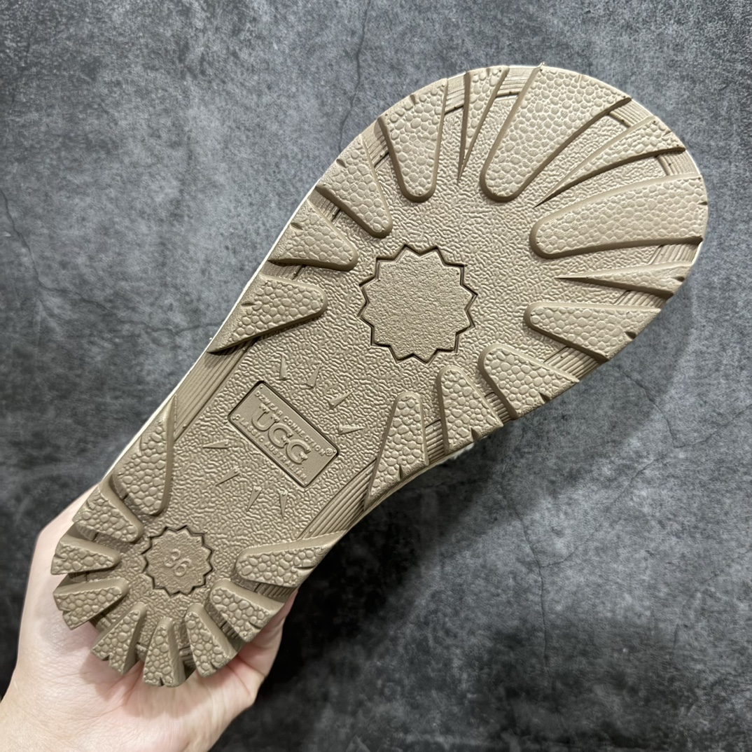 图片[9]-【广东纯原版本】UGG W Classic Coquette Clog Slipper  II 科凯特2.0系列时尚居家穆勒风包头舒适保暖露跟半拖鞋 货号:OB938全包n广东原产 升级原楦原纸版开发版型n采用TPU模压定型翻毛皮鞋面材质n内嵌人造卷曲羊毛毛绒里衬和鞋垫,保暖锁热n选用17毫米UGGPURE™ 植入式羊毛里衬与可拆卸的UGGPURE™ 植入式羊毛鞋垫 Treadlite轻翼科技外底-优质的防滑,耐磨性,和良好的弹性❗️ 尺码：35-40n产品描述：休闲系列作为本季主力系列，轻盈耐磨的橡胶大底，让穿着的舒适性提升 品名：Classic Coquette Clog Slipper  II 科凯特2.0系列鞋面：翻毛皮革/织物 编码：TL320340-莆田鞋批发中心