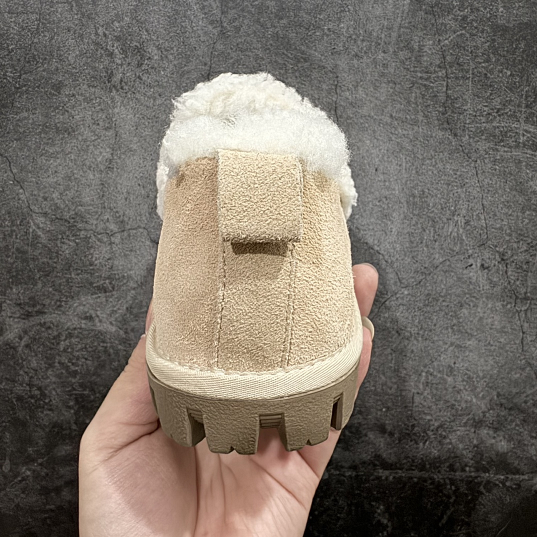 图片[4]-【广东纯原版本】UGG W Classic Coquette Clog Slipper  II 科凯特2.0系列时尚居家穆勒风包头舒适保暖露跟半拖鞋 货号:OB938全包n广东原产 升级原楦原纸版开发版型n采用TPU模压定型翻毛皮鞋面材质n内嵌人造卷曲羊毛毛绒里衬和鞋垫,保暖锁热n选用17毫米UGGPURE™ 植入式羊毛里衬与可拆卸的UGGPURE™ 植入式羊毛鞋垫 Treadlite轻翼科技外底-优质的防滑,耐磨性,和良好的弹性❗️ 尺码：35-40n产品描述：休闲系列作为本季主力系列，轻盈耐磨的橡胶大底，让穿着的舒适性提升 品名：Classic Coquette Clog Slipper  II 科凯特2.0系列鞋面：翻毛皮革/织物 编码：TL320340-莆田鞋批发中心