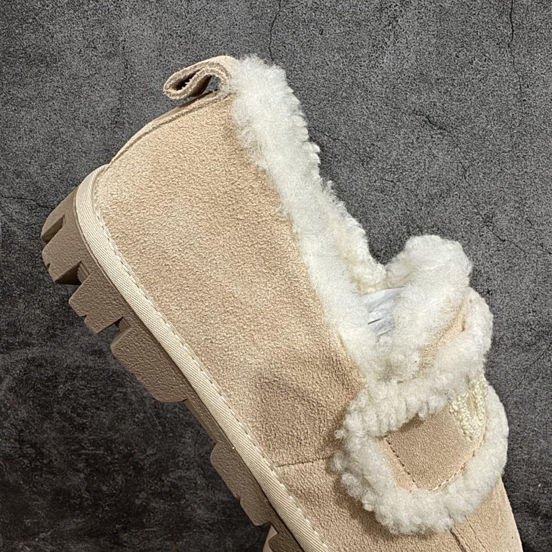 图片[7]-【广东纯原版本】UGG W Classic Coquette Clog Slipper  II 科凯特2.0系列时尚居家穆勒风包头舒适保暖露跟半拖鞋 货号:OB938全包n广东原产 升级原楦原纸版开发版型n采用TPU模压定型翻毛皮鞋面材质n内嵌人造卷曲羊毛毛绒里衬和鞋垫,保暖锁热n选用17毫米UGGPURE™ 植入式羊毛里衬与可拆卸的UGGPURE™ 植入式羊毛鞋垫 Treadlite轻翼科技外底-优质的防滑,耐磨性,和良好的弹性❗️ 尺码：35-40n产品描述：休闲系列作为本季主力系列，轻盈耐磨的橡胶大底，让穿着的舒适性提升 品名：Classic Coquette Clog Slipper  II 科凯特2.0系列鞋面：翻毛皮革/织物 编码：TL320340-莆田鞋批发中心