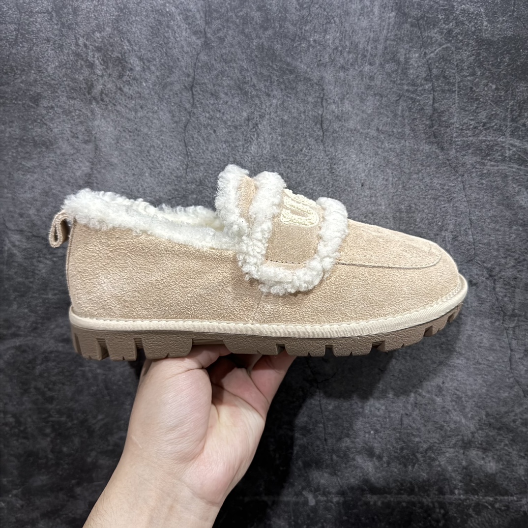 【广东纯原版本】UGG W Classic Coquette Clog Slipper  II 科凯特2.0系列时尚居家穆勒风包头舒适保暖露跟半拖鞋 货号:OB938全包n广东原产 升级原楦原纸版开发版型n采用TPU模压定型翻毛皮鞋面材质n内嵌人造卷曲羊毛毛绒里衬和鞋垫,保暖锁热n选用17毫米UGGPURE™ 植入式羊毛里衬与可拆卸的UGGPURE™ 植入式羊毛鞋垫 Treadlite轻翼科技外底-优质的防滑,耐磨性,和良好的弹性❗️ 尺码：35-40n产品描述：休闲系列作为本季主力系列，轻盈耐磨的橡胶大底，让穿着的舒适性提升 品名：Classic Coquette Clog Slipper  II 科凯特2.0系列鞋面：翻毛皮革/织物 编码：TL320340-莆田鞋批发中心