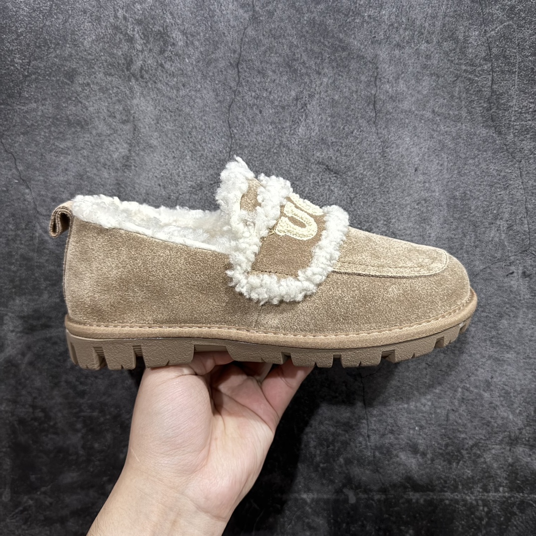 【广东纯原版本】UGG W Classic Coquette Clog Slipper  II 科凯特2.0系列时尚居家穆勒风包头舒适保暖露跟半拖鞋 货号:OB938全包n广东原产 升级原楦原纸版开发版型n采用TPU模压定型翻毛皮鞋面材质n内嵌人造卷曲羊毛毛绒里衬和鞋垫,保暖锁热n选用17毫米UGGPURE™ 植入式羊毛里衬与可拆卸的UGGPURE™ 植入式羊毛鞋垫 Treadlite轻翼科技外底-优质的防滑,耐磨性,和良好的弹性❗️ 尺码：35-40n产品描述：休闲系列作为本季主力系列，轻盈耐磨的橡胶大底，让穿着的舒适性提升 品名：Classic Coquette Clog Slipper  II 科凯特2.0系列鞋面：翻毛皮革/织物 编码：TL320340-莆田鞋批发中心