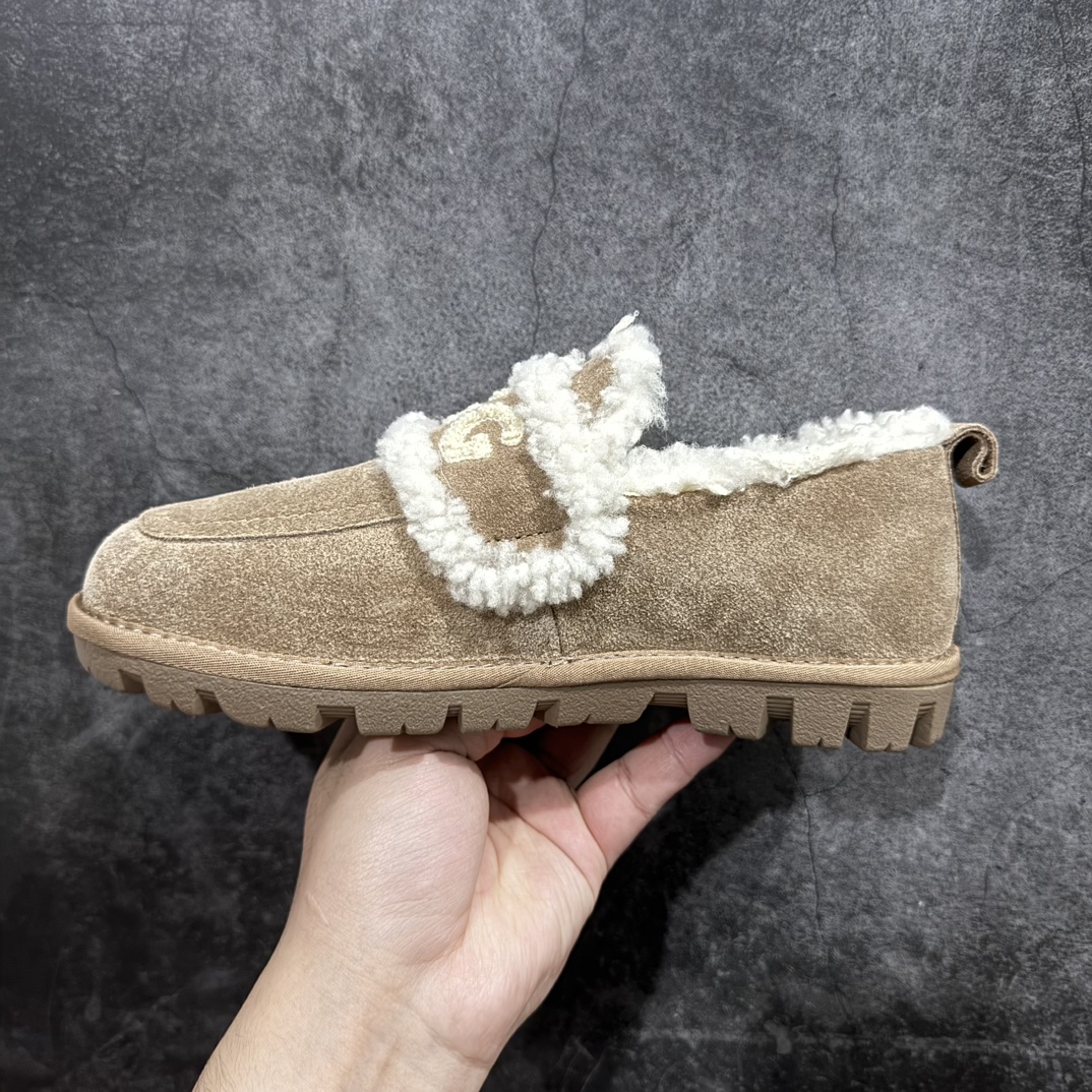 图片[2]-【广东纯原版本】UGG W Classic Coquette Clog Slipper  II 科凯特2.0系列时尚居家穆勒风包头舒适保暖露跟半拖鞋 货号:OB938全包n广东原产 升级原楦原纸版开发版型n采用TPU模压定型翻毛皮鞋面材质n内嵌人造卷曲羊毛毛绒里衬和鞋垫,保暖锁热n选用17毫米UGGPURE™ 植入式羊毛里衬与可拆卸的UGGPURE™ 植入式羊毛鞋垫 Treadlite轻翼科技外底-优质的防滑,耐磨性,和良好的弹性❗️ 尺码：35-40n产品描述：休闲系列作为本季主力系列，轻盈耐磨的橡胶大底，让穿着的舒适性提升 品名：Classic Coquette Clog Slipper  II 科凯特2.0系列鞋面：翻毛皮革/织物 编码：TL320340-莆田鞋批发中心