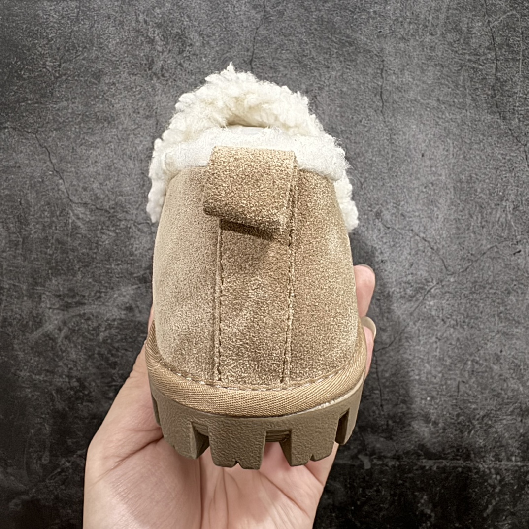 图片[4]-【广东纯原版本】UGG W Classic Coquette Clog Slipper  II 科凯特2.0系列时尚居家穆勒风包头舒适保暖露跟半拖鞋 货号:OB938全包n广东原产 升级原楦原纸版开发版型n采用TPU模压定型翻毛皮鞋面材质n内嵌人造卷曲羊毛毛绒里衬和鞋垫,保暖锁热n选用17毫米UGGPURE™ 植入式羊毛里衬与可拆卸的UGGPURE™ 植入式羊毛鞋垫 Treadlite轻翼科技外底-优质的防滑,耐磨性,和良好的弹性❗️ 尺码：35-40n产品描述：休闲系列作为本季主力系列，轻盈耐磨的橡胶大底，让穿着的舒适性提升 品名：Classic Coquette Clog Slipper  II 科凯特2.0系列鞋面：翻毛皮革/织物 编码：TL320340-莆田鞋批发中心