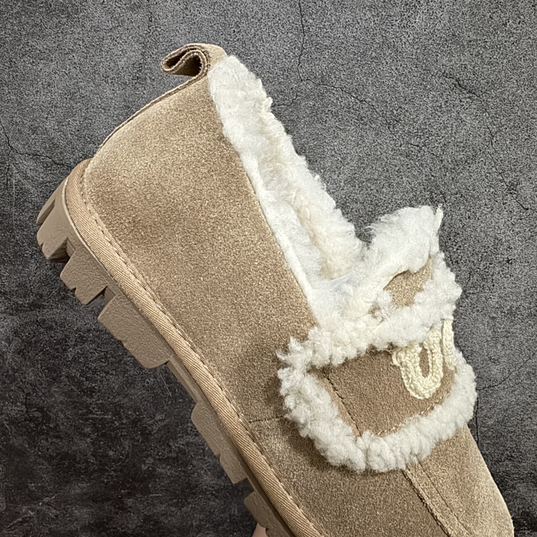 图片[7]-【广东纯原版本】UGG W Classic Coquette Clog Slipper  II 科凯特2.0系列时尚居家穆勒风包头舒适保暖露跟半拖鞋 货号:OB938全包n广东原产 升级原楦原纸版开发版型n采用TPU模压定型翻毛皮鞋面材质n内嵌人造卷曲羊毛毛绒里衬和鞋垫,保暖锁热n选用17毫米UGGPURE™ 植入式羊毛里衬与可拆卸的UGGPURE™ 植入式羊毛鞋垫 Treadlite轻翼科技外底-优质的防滑,耐磨性,和良好的弹性❗️ 尺码：35-40n产品描述：休闲系列作为本季主力系列，轻盈耐磨的橡胶大底，让穿着的舒适性提升 品名：Classic Coquette Clog Slipper  II 科凯特2.0系列鞋面：翻毛皮革/织物 编码：TL320340-莆田鞋批发中心