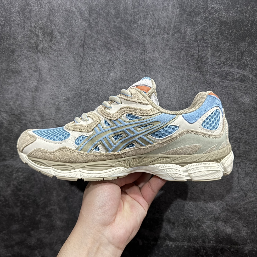 图片[2]-【公司级】Asics Gel-NYC复古单品 亚瑟士ASICSTIGER秋季新款休闲鞋 厚底街头运动休闲鞋nASICS亚瑟士推出全新GEL-NYC，彰显纽约都市活力n这次的新系列融入了多个版本GEL的经典设计风格，广受好评。其设计灵感来源于GEL-NIMBUS 3,GEL-MC PLUS V 和 GEL-CUMULUS 16 这些往日经典鞋款。GEL-NYC使用GEL-CUMULUS 16鞋款的鞋楦设计,展现了独特的现代化美学。鞋底采用了轻质发泡材料,并在后跟和前掌处采用了ASICS亚瑟士核心科技——GEL缓震胶,赋予鞋款强大的缓冲性能,提供了更柔软舒适的穿着体验。而在原有设计的启发之上,此次鞋款采用更贴合当今潮流趋势的材料和创新技术,展现出纽约充满活力的都市精神。 尺码：36-45 编码：AM250270-莆田鞋批发中心